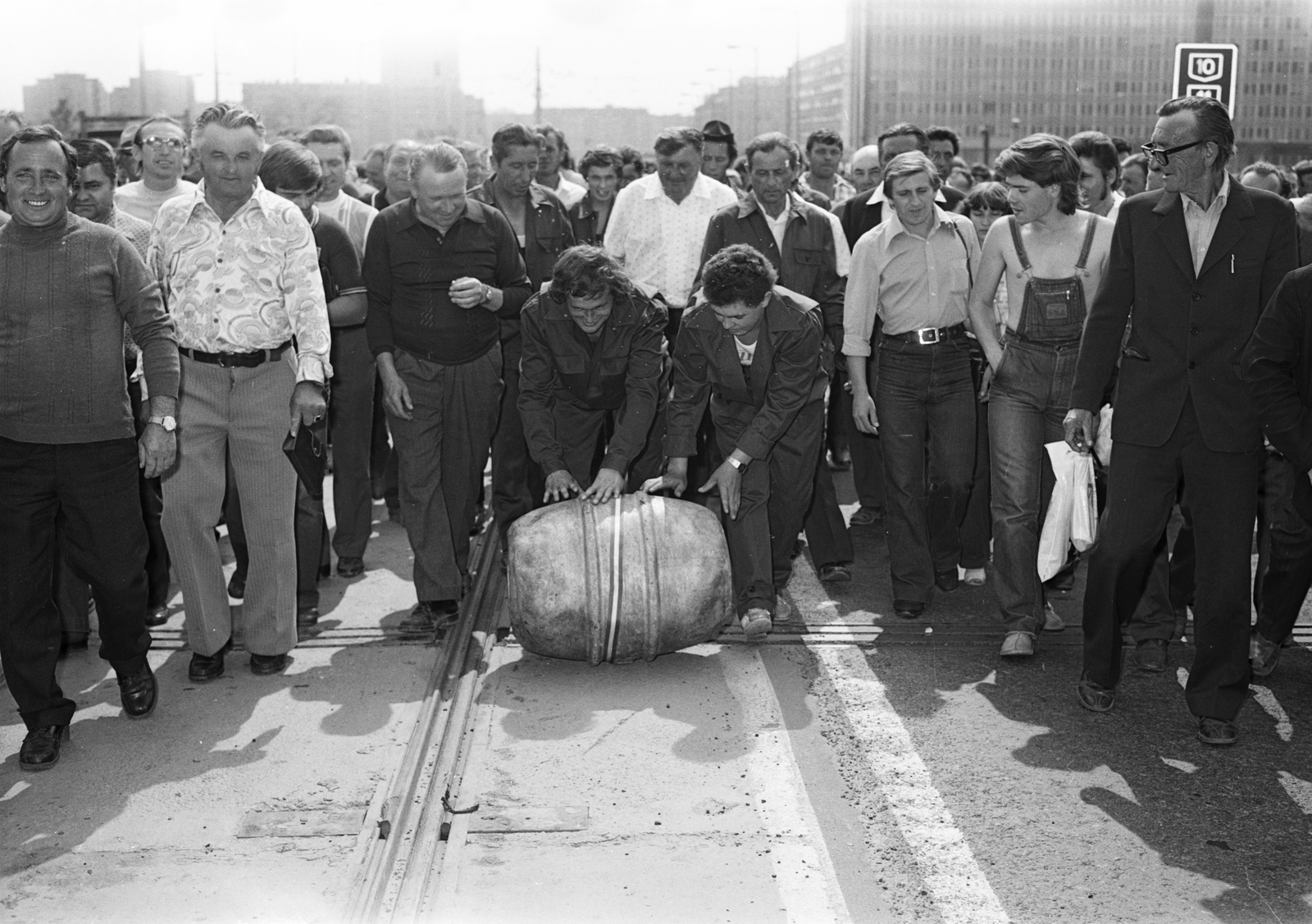 Magyarország, Budapest XI., Petőfi híd budai hídfő, a hordógurítás a felújítás utáni ünnepségen, a háttérben szemben az Irinyi József utca., 1980, FŐMTERV, Domonkos Endre, Budapest, Fortepan #253860