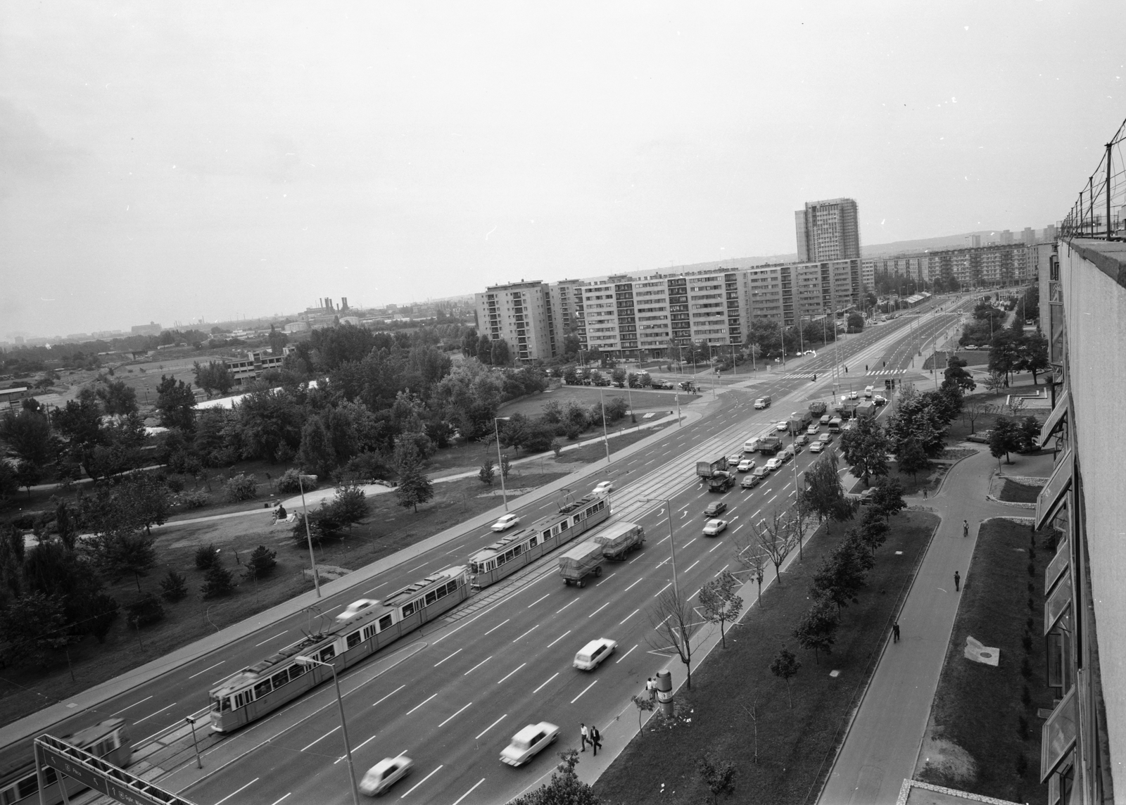 Magyarország, Budapest XI., Irinyi József utca, kilátás a BME Münnich Ferenc Kollégium (később Kármán Tódor Kollégium) épületéről a Bogdánfy út - a Budafoki úti közötti épületcsoport felé., 1980, FŐMTERV, Domonkos Endre, Budapest, Fortepan #253866