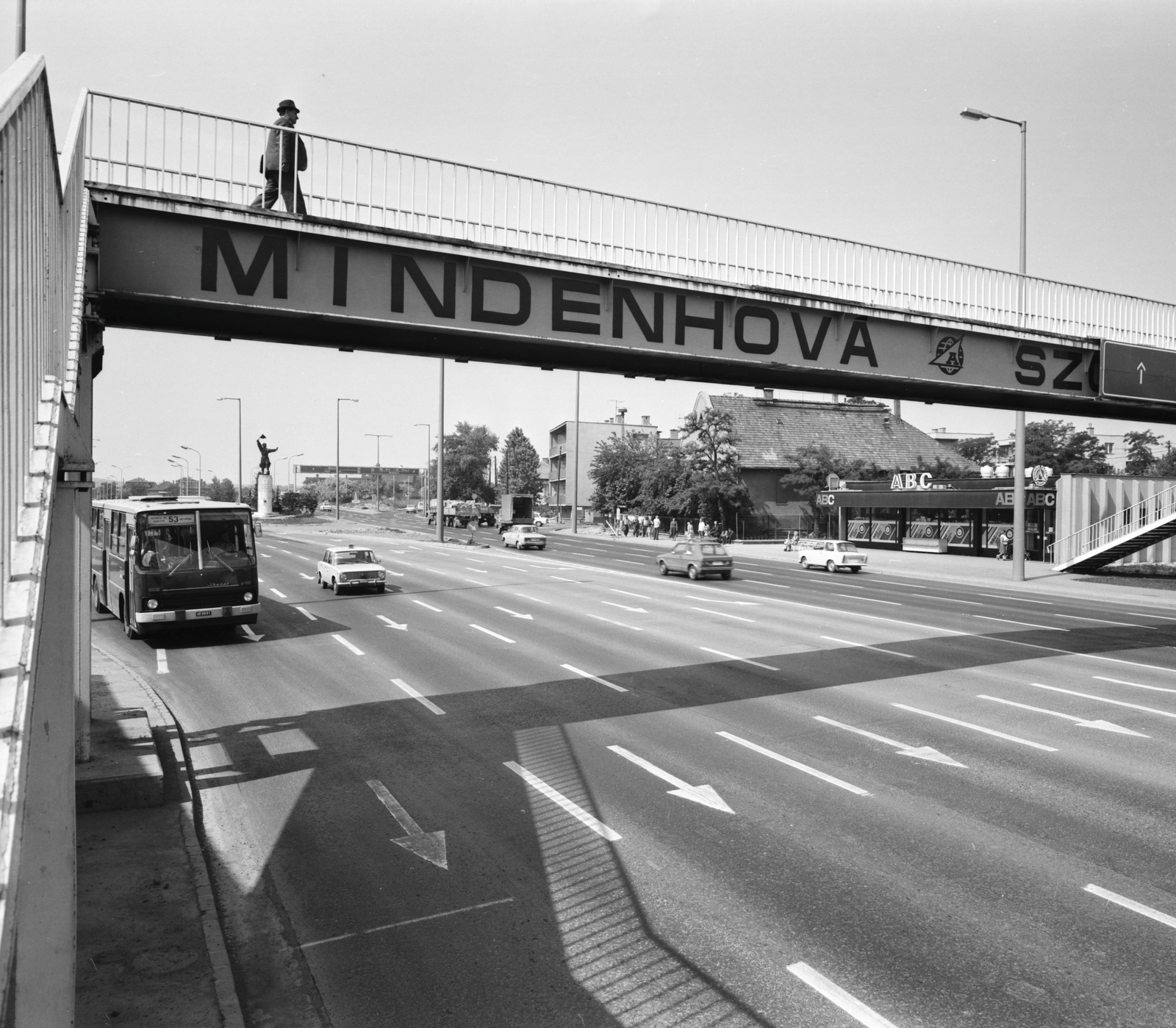 Hungary, Budapest XI., gyalogos felüljáró a Budaörsi út felett. Szemben az Osztapenko szobor a Balatoni út és az M1-M7 közös szakaszának találkozásánál., 1980, FŐMTERV, Budapest, Fortepan #253873