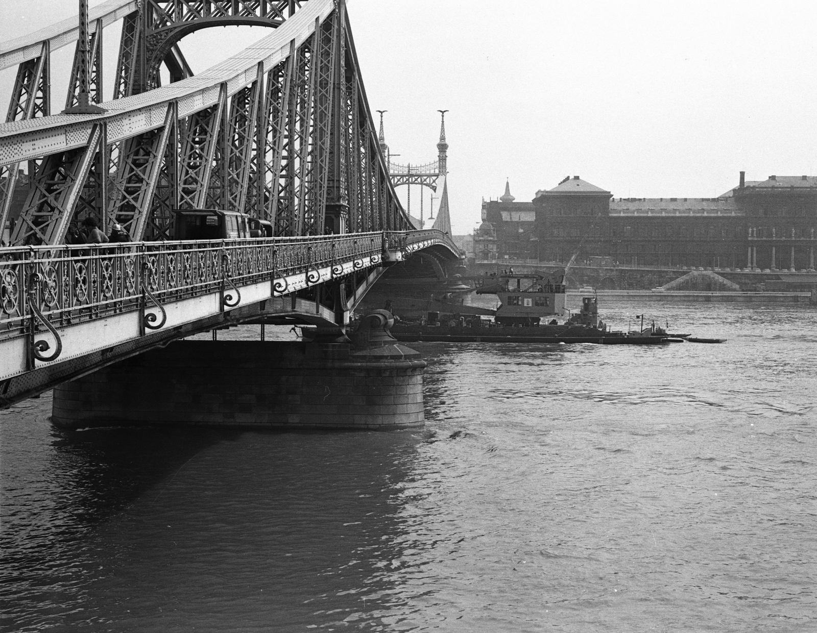 Magyarország, Budapest XI.,Budapest IX., Szabadság híd, a budai hídfőtől a Duna túlpartján lévő Marx Károly Közgazdaságtudományi Egyetem (később Corvinus Egyetem) épülete felé nézve., 1980, FŐMTERV, Domonkos Endre, Budapest, Fortepan #253874