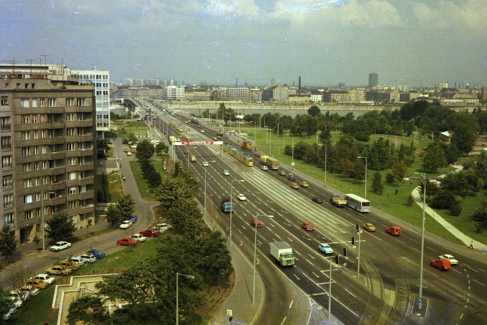 Magyarország, Budapest XI.,Budapest IX., kilátás az Irinyi József utca - Karinthy Frigyes út sarkán álló házból a Petőfi híd és a ferencvárosi Duna-part felé., 1980, FŐMTERV, Domonkos Endre, színes, Budapest, Fortepan #253875