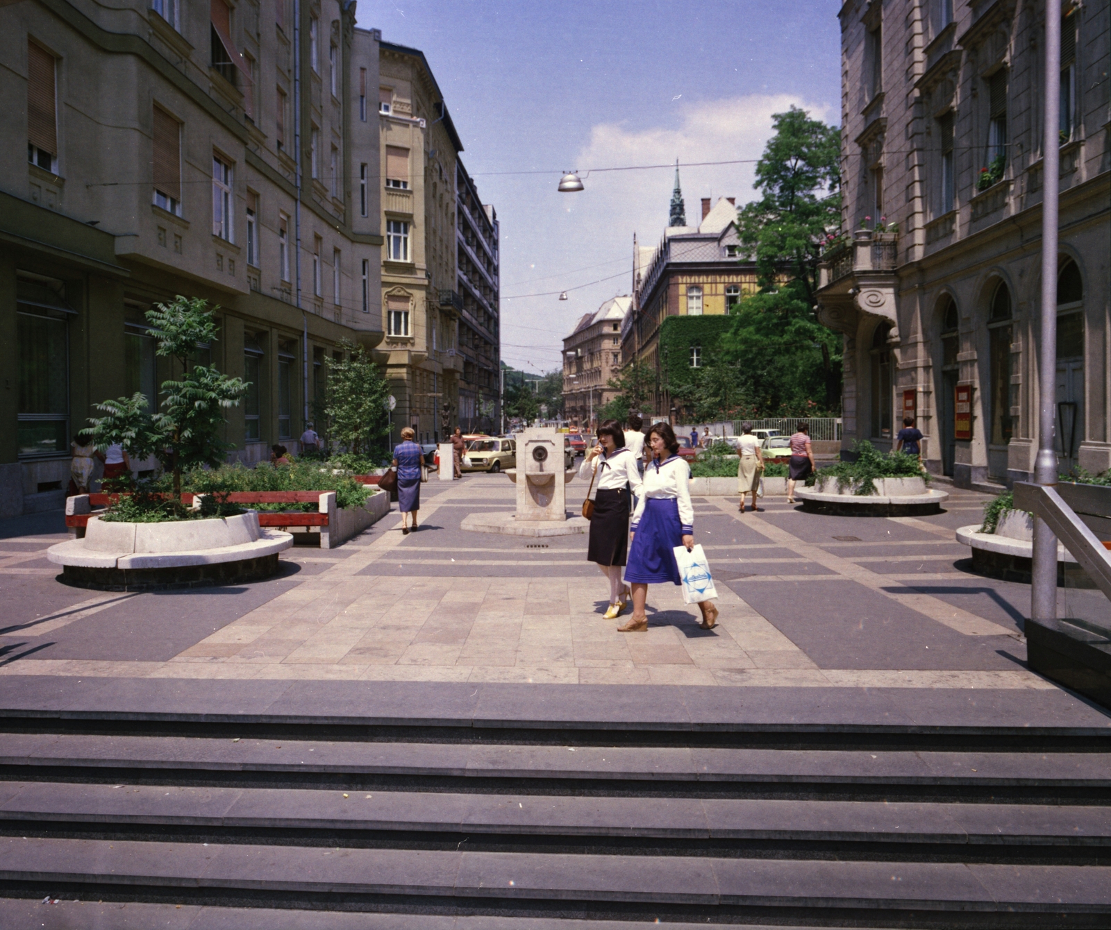 Magyarország, Budapest II., Frankel Leó út a Margit körút (Mártírok útja) irányából a Vidra utca felé vezető szakaszon., 1980, FŐMTERV, Domonkos Endre, színes, Budapest, Fortepan #253878