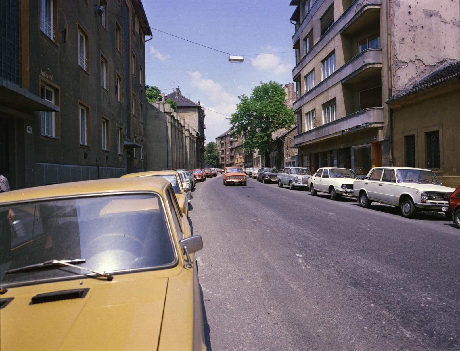 Magyarország, Budapest XII., Városmajor utca, a 22 a számú háztól a Csaba utca irányába vezető szakaszon., 1980, FŐMTERV, Domonkos Endre, színes, Budapest, Fortepan #253879