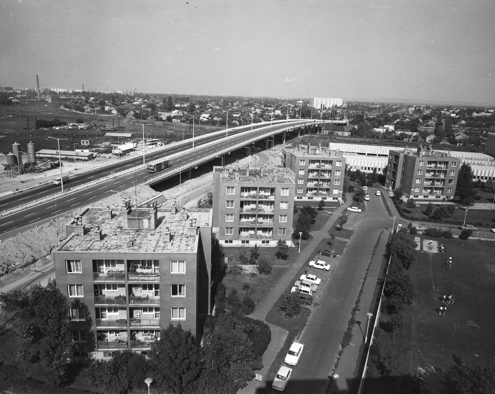 Magyarország, Budapest XIV., kilátás a Csáktornya köz - Csáktornya park sarkán álló házból a Kacsóh Pongrác út, az M3-as autópálya bevezető szakaszán lévő felüljáró felé. Előtérben az Írottkő park házai., 1980, FŐMTERV, Domonkos Endre, lakótelep, autópálya, Budapest, Fortepan #253882