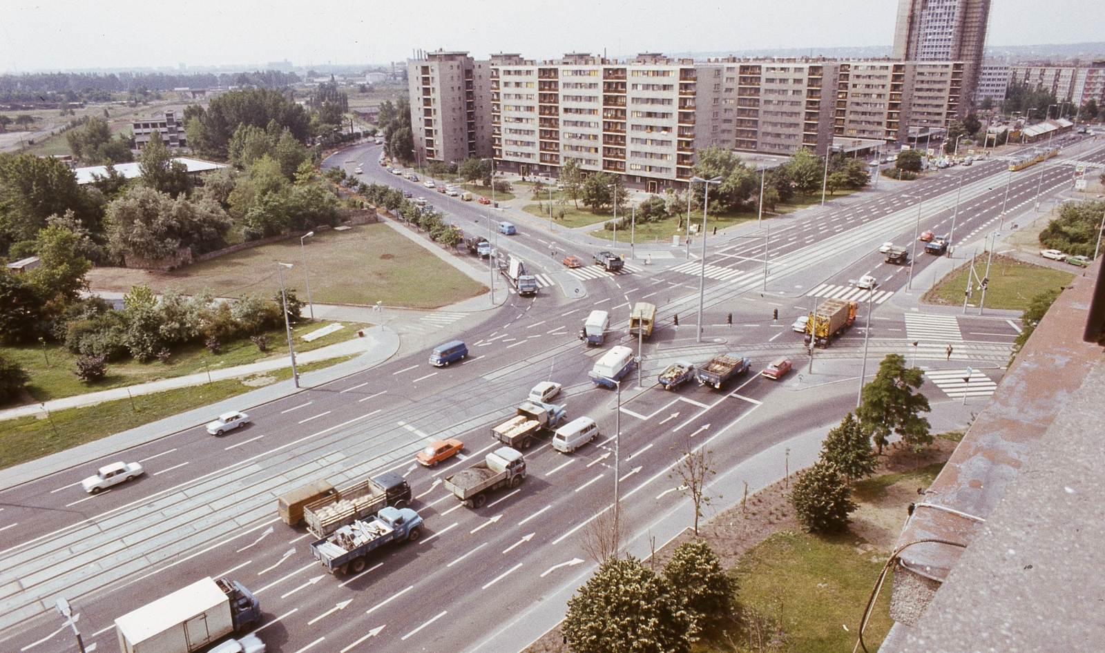 Magyarország, Budapest XI., Irinyi József utca, kilátás a BME Münnich Ferenc Kollégium (később Kármán Tódor Kollégium) épületéről a Bogdánfy út - a Budafoki úti közötti épületcsoport felé., 1980, FŐMTERV, Domonkos Endre, színes, Budapest, gyalogátkelő, Lágymányosi lakótelep, Fortepan #253891