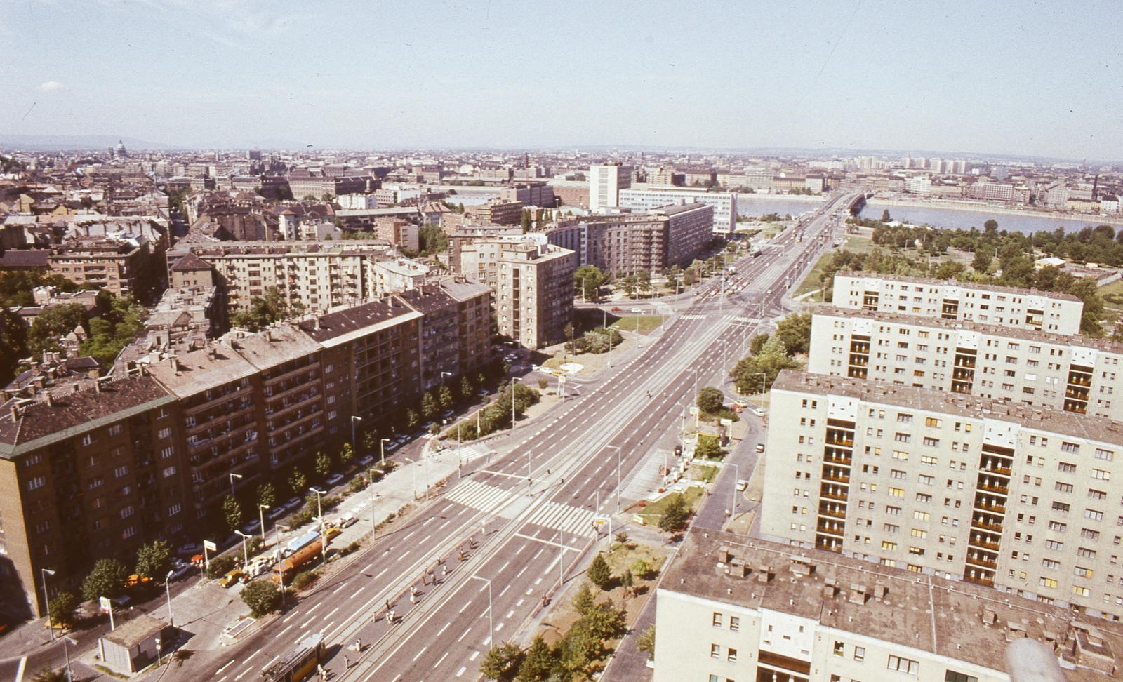 Magyarország, Budapest XI., kilátás a Budafoki út - Irinyi József utca sarkán álló BME Schönherz Kollégium épületéről, az Irinyi József utca és a Petőfi híd felé., 1980, FŐMTERV, Domonkos Endre, színes, Budapest, Fortepan #253892