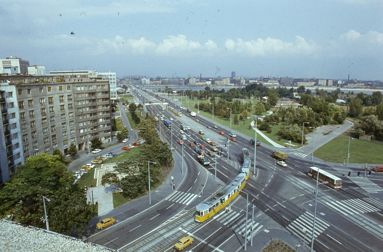 Magyarország, Budapest XI., rálátás az Irinyi József utcára a Karinthy Frigyes utca sarkán álló házról, jobbra a Bogdánfy utca torkolata., 1980, FŐMTERV, Domonkos Endre, színes, villamos, Lágymányos, Budapest, Fortepan #253895