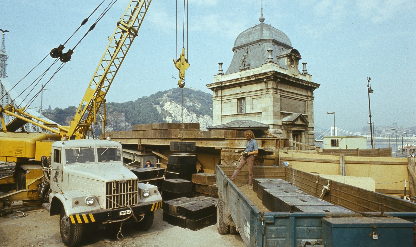 Magyarország, Budapest V.,Budapest XI., a Szabadság híd pesti hídfője, háttérben a Gellért-hegy. A felvétel a híd felújításakor készült., 1980, FŐMTERV, Domonkos Endre, színes, Budapest, Fortepan #253897