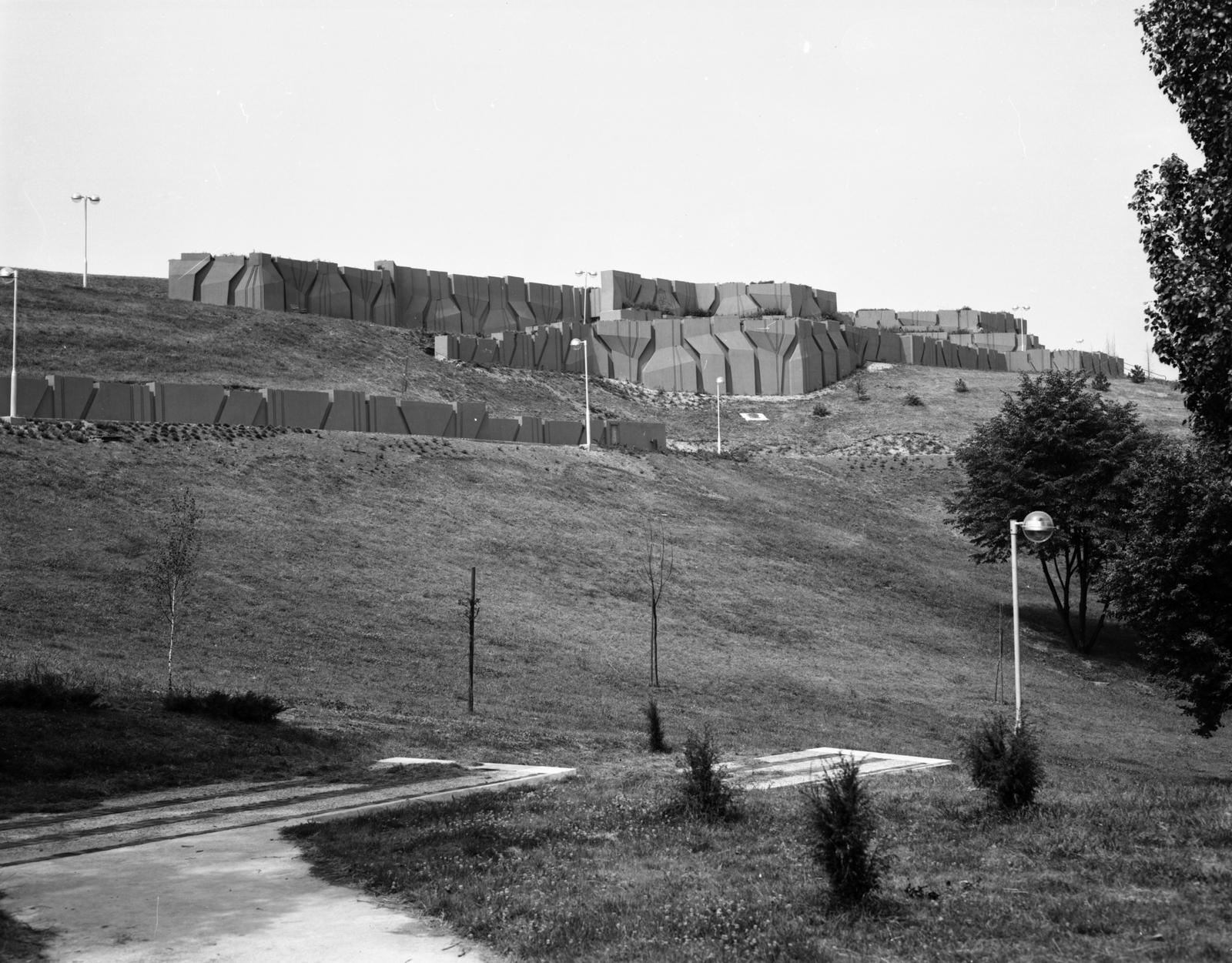 Hungary, Budapest I., Hegyalja út - Sánc utca - Orom utca határolta terület, park a Gellérthegyi Gruber József víztároló előtt., 1981, FŐMTERV, Budapest, Fortepan #253903