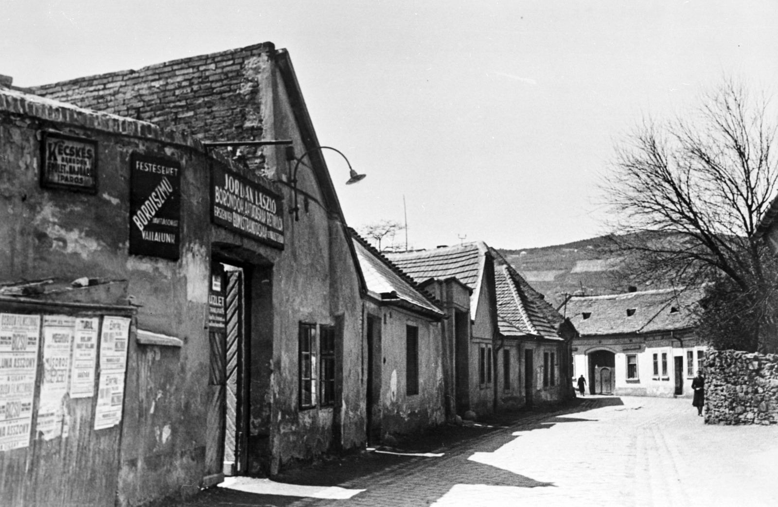 Hungary, Óbuda, Budapest III., Föld utca a Szőlőkert utca felé nézve, balra a 4-es számú ház, Jordán László bőrdíszműves üzlete., 1942, Fortepan/Album078, Budapest, Fortepan #253916