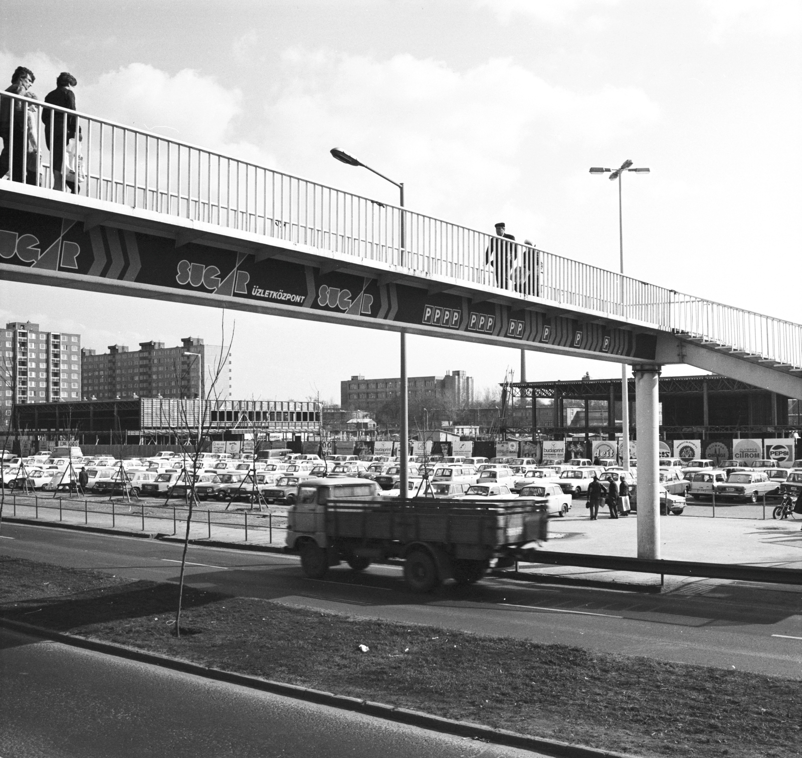 Magyarország, Budapest X.,Budapest XIV., gyalogos felüljáró az Örs vezér terénél a Kerepesi út felett. Szemben a szovjet bemutatóterem építkezése, háttérben a Gyakorló utcai lakótelep., 1982, FŐMTERV, Domonkos Endre, Budapest, Fortepan #253923