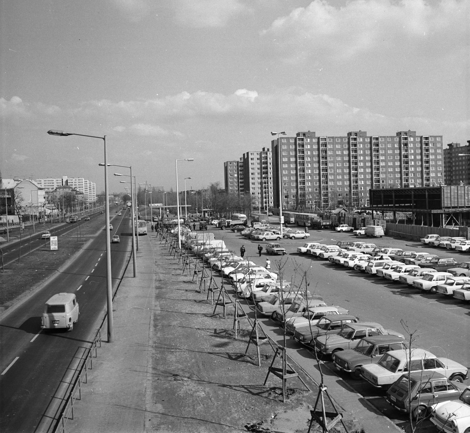 Magyarország, Budapest X.,Budapest XIV., Örs vezér tere, a Kerepesi út feletti gyalogos felüljáróról a szovjet bemutatóterem építkezése a Gyakorló utcai lakótelep felé nézve., 1982, FŐMTERV, Domonkos Endre, Budapest, parkoló, Barkas-márka, Fortepan #253924