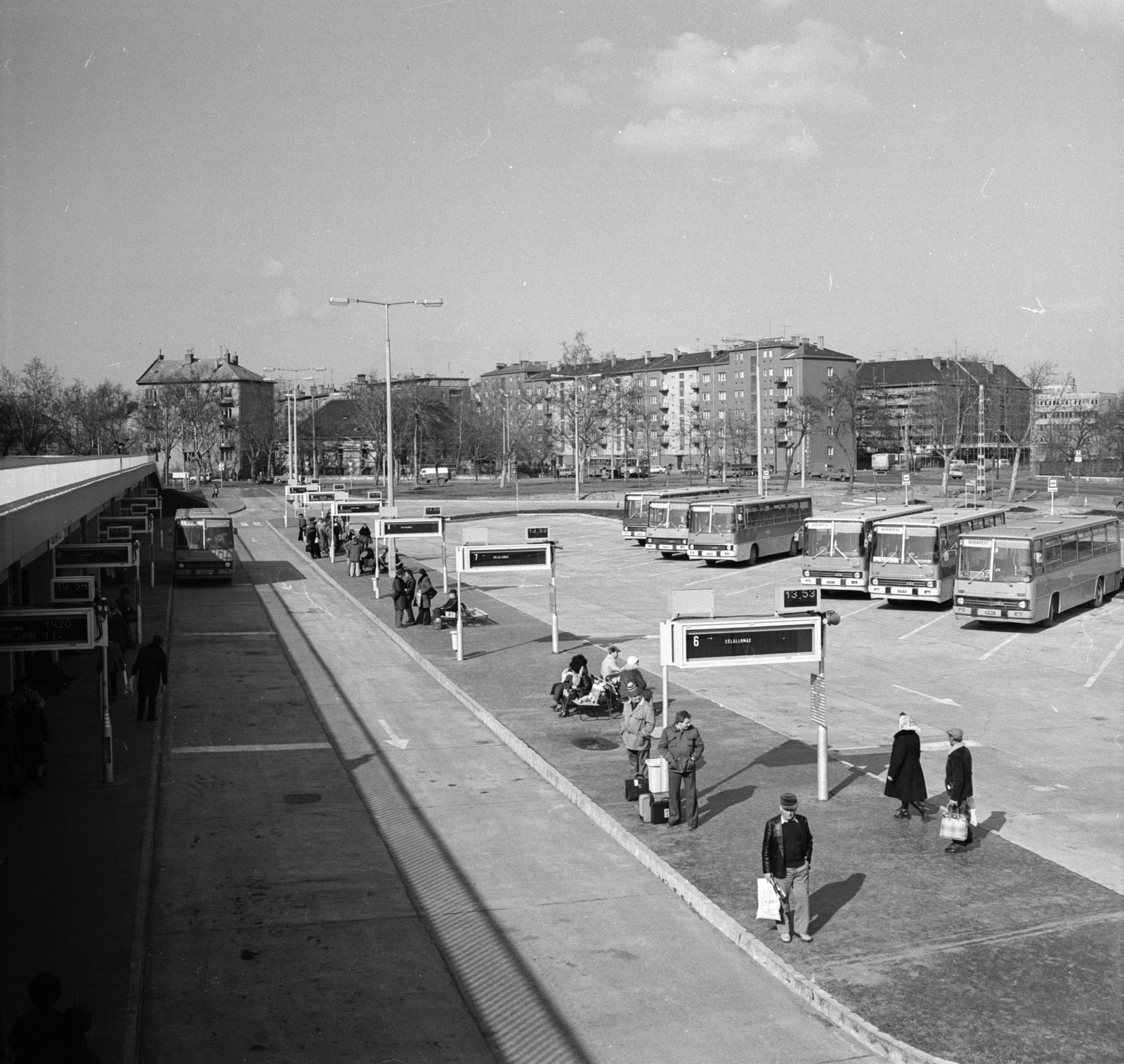 Hungary, Budapest XIV., Hungária körút, Népstadion autóbusz-pályaudvar a Budapest Sportcsarnok előtt., 1982, FŐMTERV, Budapest, Fortepan #253926