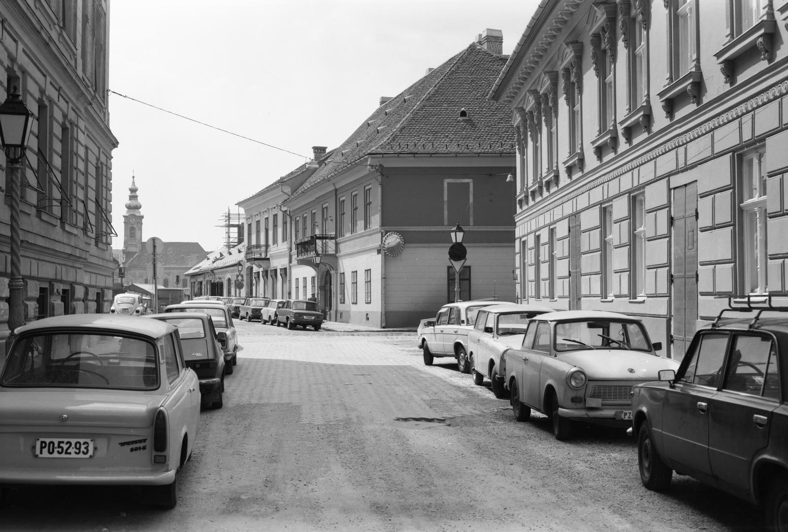 Magyarország, Óbuda, Budapest III., Harrer Pál utca, szemben a Fő tér - Kórház utca sarkán álló ház. Távolabb a Szent Péter és Pál-templom látszik., 1982, FŐMTERV, Domonkos Endre, Trabant 601, rendszám, Budapest, Fortepan #253928