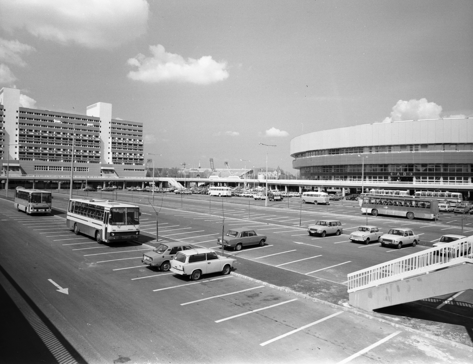 Hungary, Budapest XIV., parkoló a Stadion szálló és a Budapest Sportcsarnok előtt, középen a háttérben a Népstadion látható., 1982, FŐMTERV, Budapest, Fortepan #253930