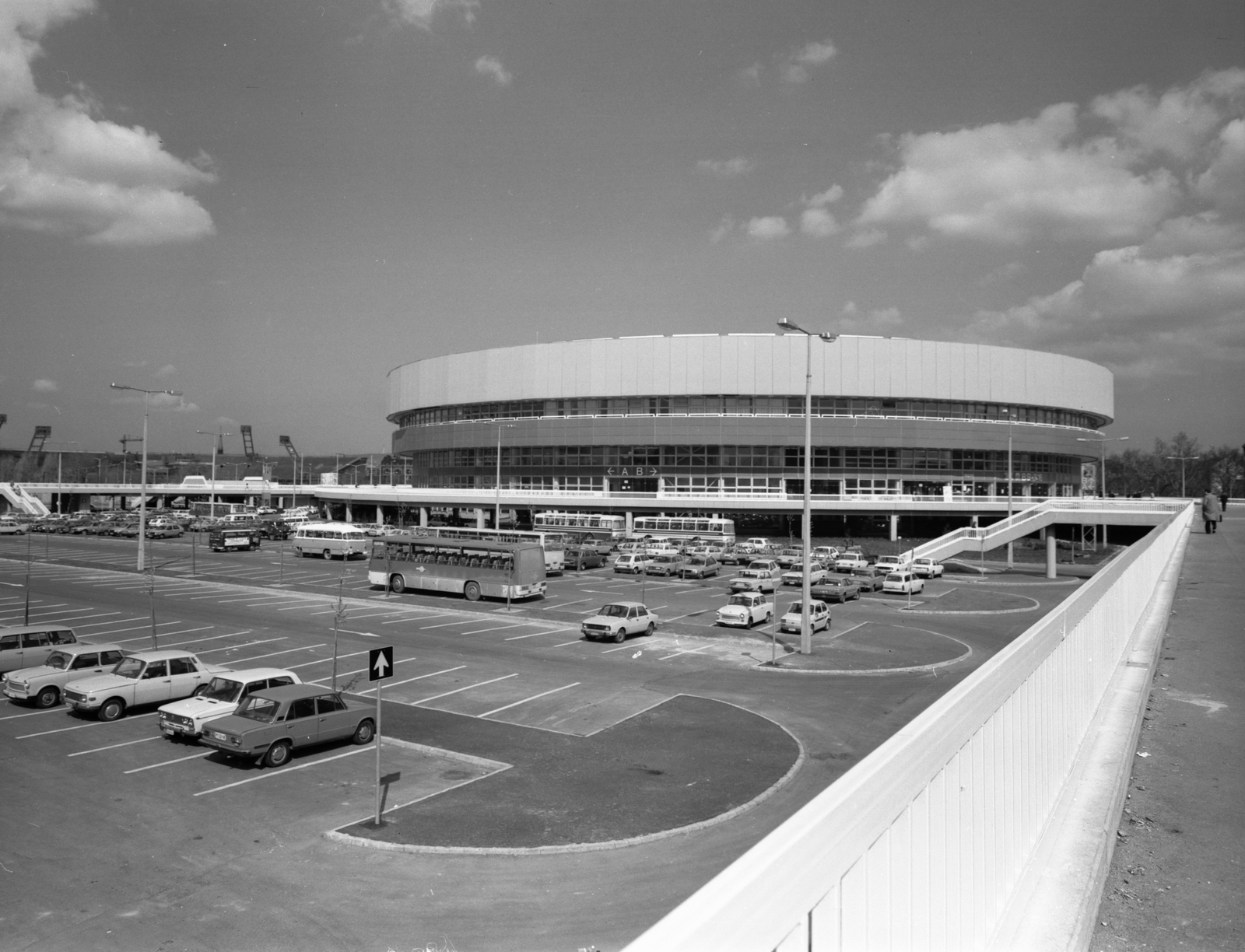 Magyarország, Budapest XIV., parkoló a Budapest Sportcsarnok előtt, balra a háttérben a Népstadion látható., 1982, FŐMTERV, Domonkos Endre, Budapest, Fortepan #253931
