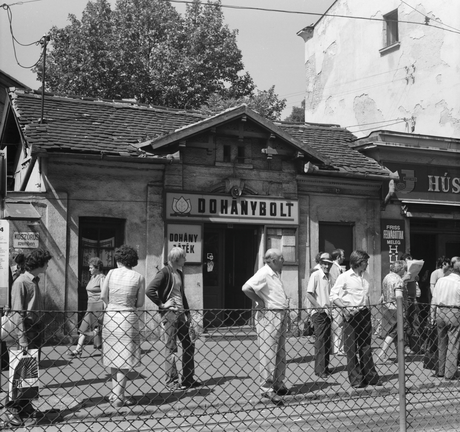 Magyarország, Budapest VIII., Fiumei (Mező Imre) út, Dohánybolt a Baross kocsiszín melletti villamosmegállónál., 1982, FŐMTERV, Domonkos Endre, trafik, Budapest, Fortepan #253953