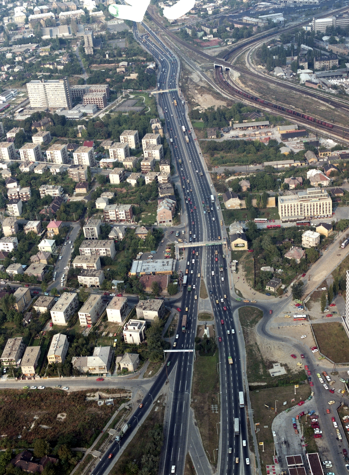 Magyarország, Budapest XI., légifotó, középpontban a Budaörsi út. Előtérben az Osztapenko szobor., 1985, FŐMTERV, Domonkos Endre, színes, légi felvétel, Budapest, Fortepan #253962