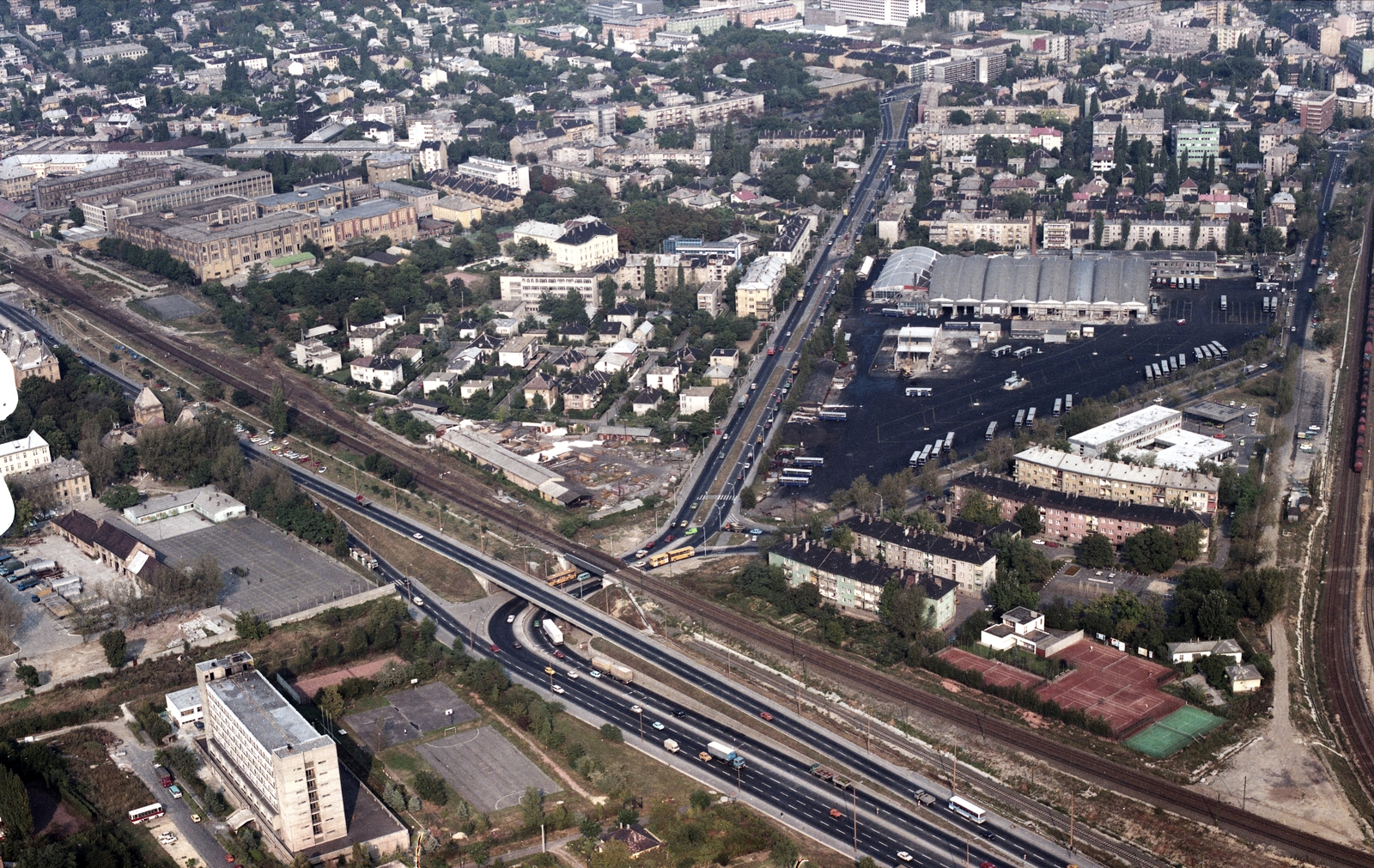 Hungary, Budapest XI., légifotó a Budaörsi út és a Nagyszőlős (Szirmai István) utca találkozásáról. Balra a Pamuttextilművek (később Dorottya udvar) épülete, jobb oldalon a Kelenföldi buszgarázs látható., 1985, FŐMTERV, colorful, aerial photo, bus garage, Budapest, Fortepan #253963