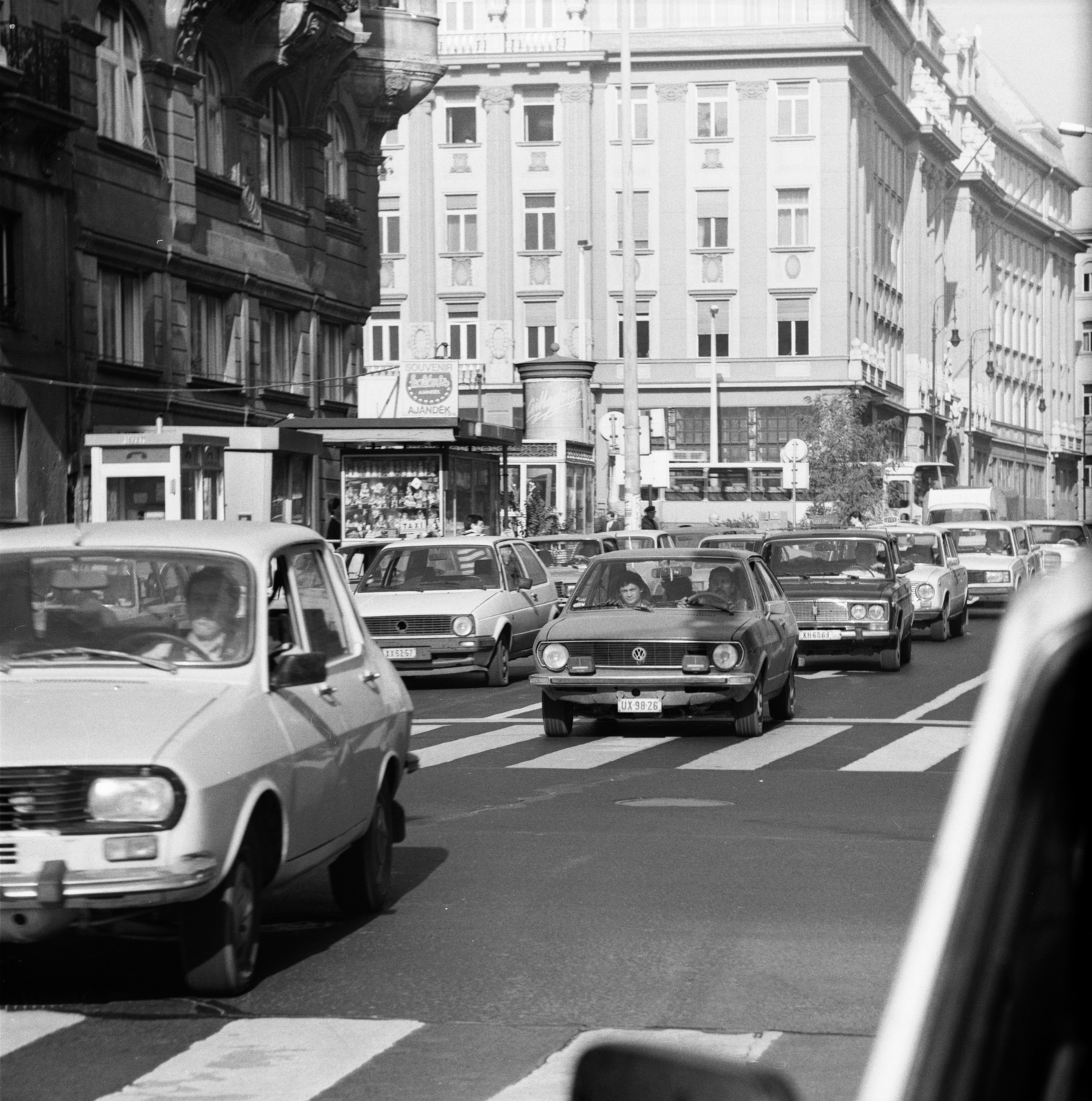 Magyarország, Budapest V., a Váci útca Irányi utca Szabad sajtó út közötti szakasza, háttérben az ELTE Bölcsészkar (egykor és ma Piarista Gimnázium) épülete látható., 1988, FŐMTERV, Domonkos Endre, rendszám, Budapest, Volkswagen-márka, Fortepan #253964