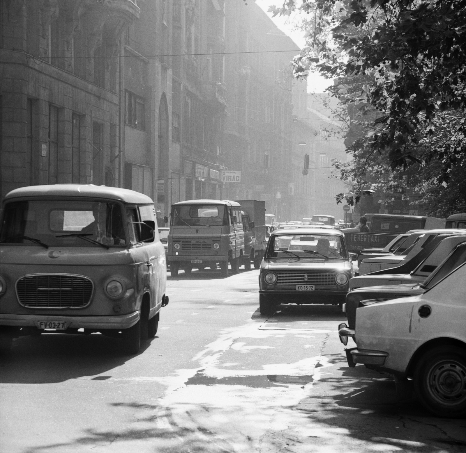 Magyarország, Budapest V., Veres Pálné utca a Duna utcától az Irányi utca felé nézve., 1988, FŐMTERV, Domonkos Endre, Budapest, Barkas-márka, rendszám, Zuk-márka, Fortepan #253965