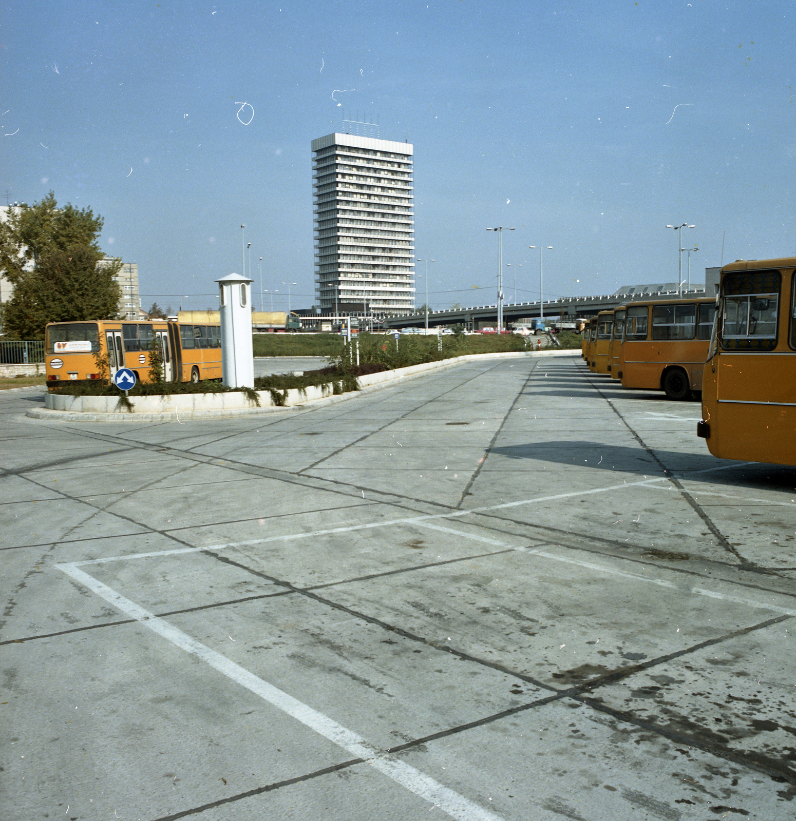 Hungary, Budapest XIII., autóbusz-végállomás az Árpád híd pesti hídfőjénél, háttérben Róbert Károly körút feletti felüljáró és a Váci úti SZOT irodaház (később Nyugdíjfolyósító)., 1988, FŐMTERV, colorful, bus, Volán organisation, Budapest, Ikarus-brand, Fortepan #253968