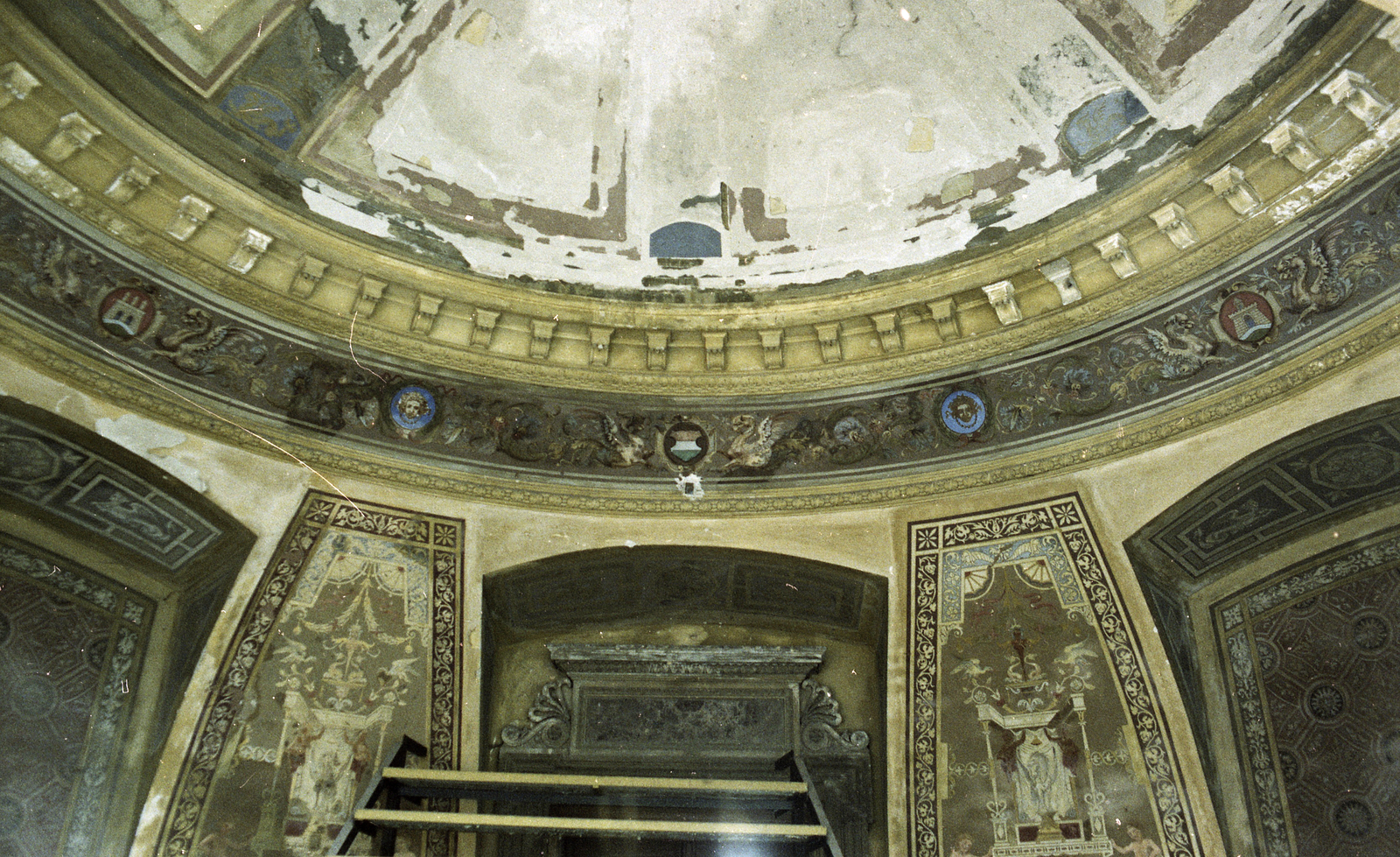 Magyarország, Budapest I., Várkert Bazár, a déli pavilon sérült freskója az emeleten., 1988, FŐMTERV, Domonkos Endre, színes, Budapest, Fortepan #253973