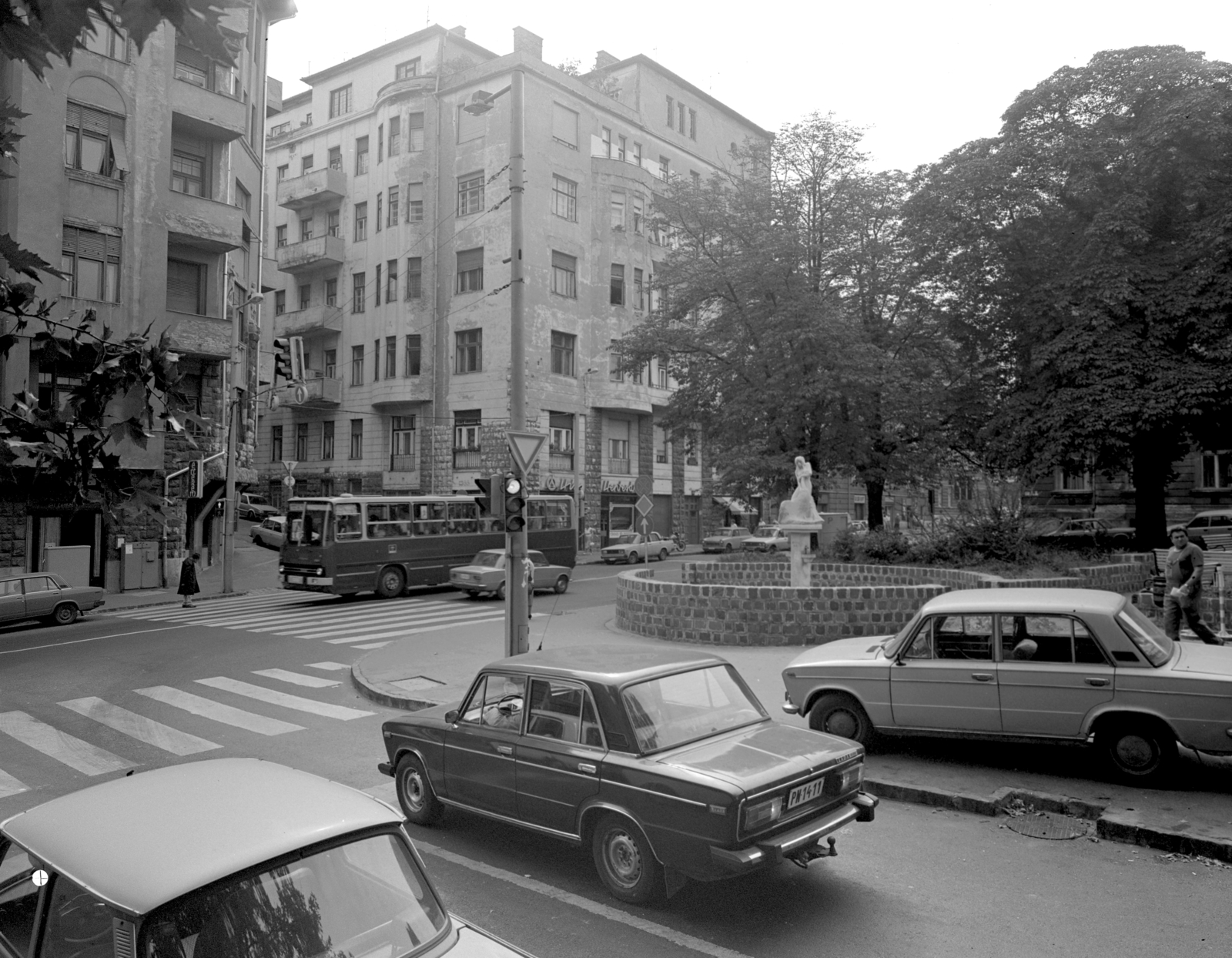 Hungary, Budapest I., Kosciuszkó Tádé utca - Mészáros utca - Pálya utca közötti terület, Melocco Miklós szobrászművész alkotása a Kilus kút (1987)., 1989, FŐMTERV, Budapest, Fortepan #253979