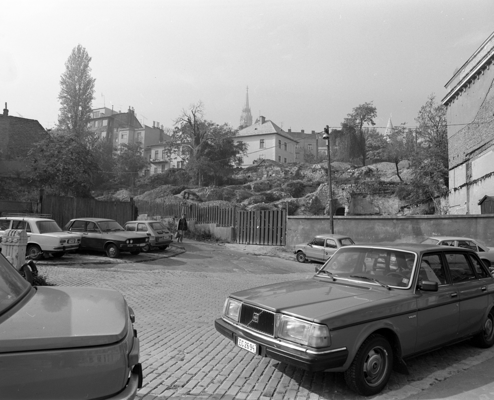 Hungary, Budapest I., Corvin tér, szemben a Szalag utca torkolata, háttérben a Mátyás-templom tornya és a Halászbástya részlete látszik., 1989, FŐMTERV, Budapest, car park, Fortepan #253980