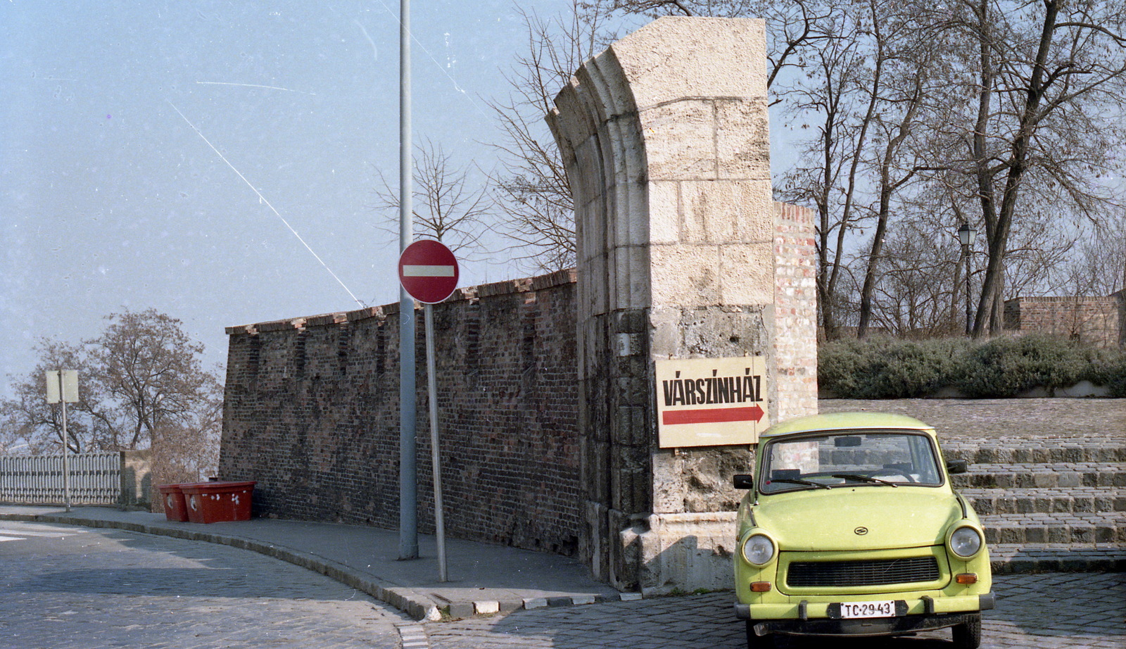 Magyarország, Budapest I., Dísz tér, balra szemben a Hunyadi János út. Középen a Ferenc József kapu megmaradt részlete., 1989, FŐMTERV, Domonkos Endre, színes, Trabant 601, rendszám, Budapest, Fortepan #253986