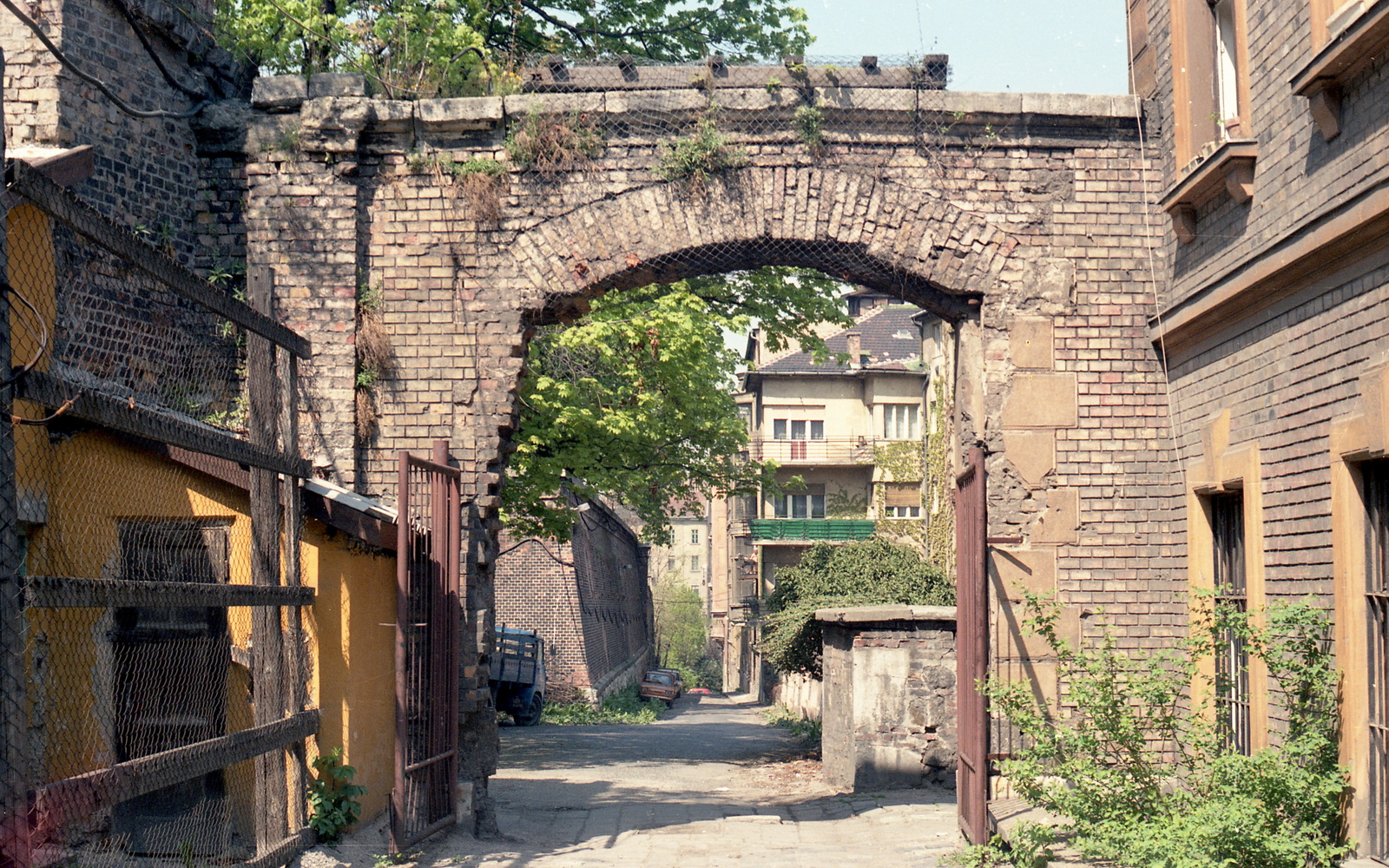 Hungary, Budapest I., északi kortinafal, kapu az Öntőház utcánál., 1989, FŐMTERV, colorful, Budapest, Fortepan #253987