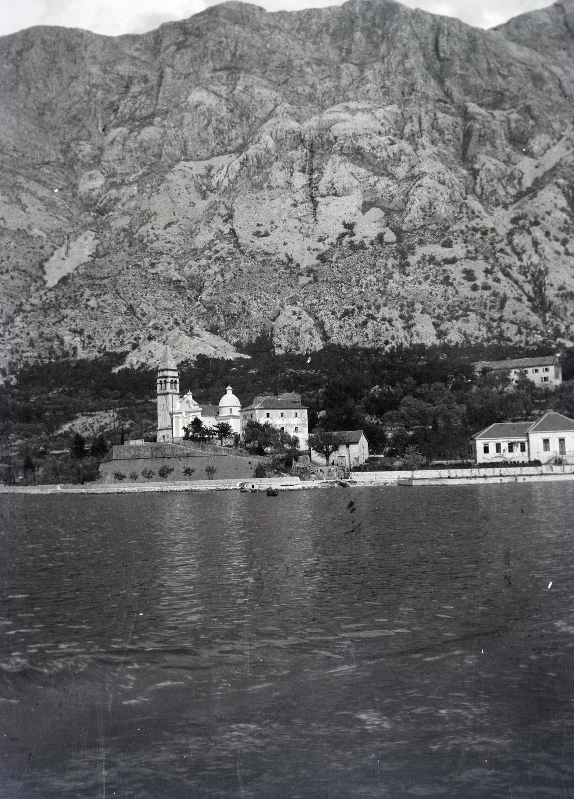 Montenegró,Adria, Dobrota, Kotori öböl, szemben a Szent Máté-templom (Crkva Sv. Mateja)., 1913, Kriszt Béla, templom, szikla, Fortepan #254000