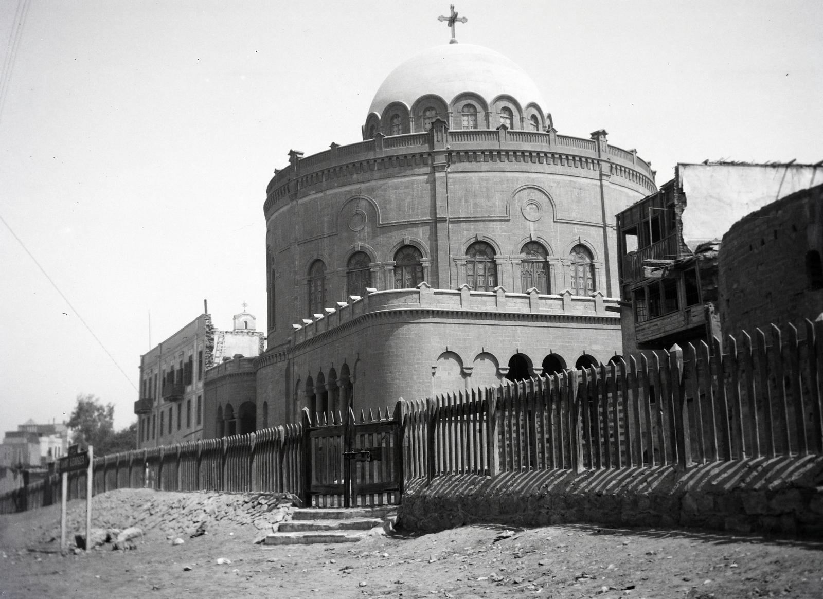 Egypt, Cairo, Szent Sergius és Bacchus templom, más néven Abu Serga templom, Egyiptom egyik legrégebbi kopt keresztény temploma., 1913, Kriszt Béla, church, fence, dome, Fortepan #254035