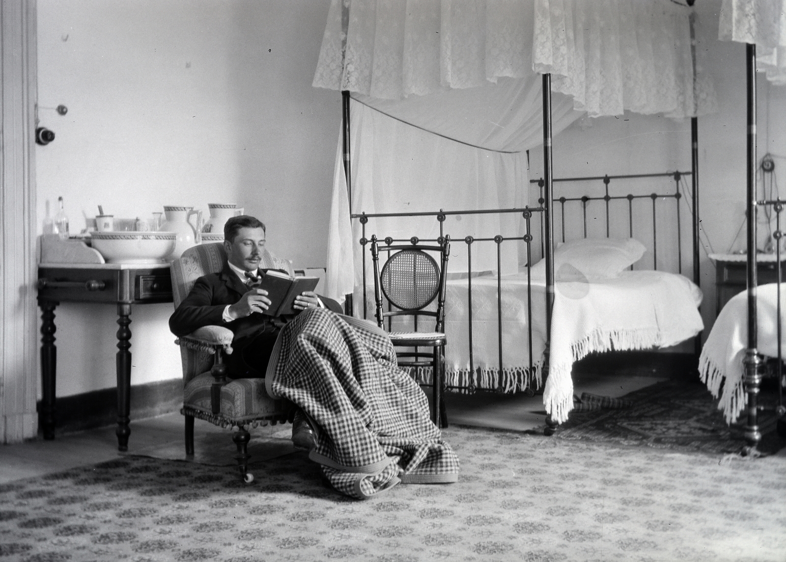 1913, Kriszt Béla, Best of, interior, reading, iron bed, washbasin, berth, Fortepan #254042