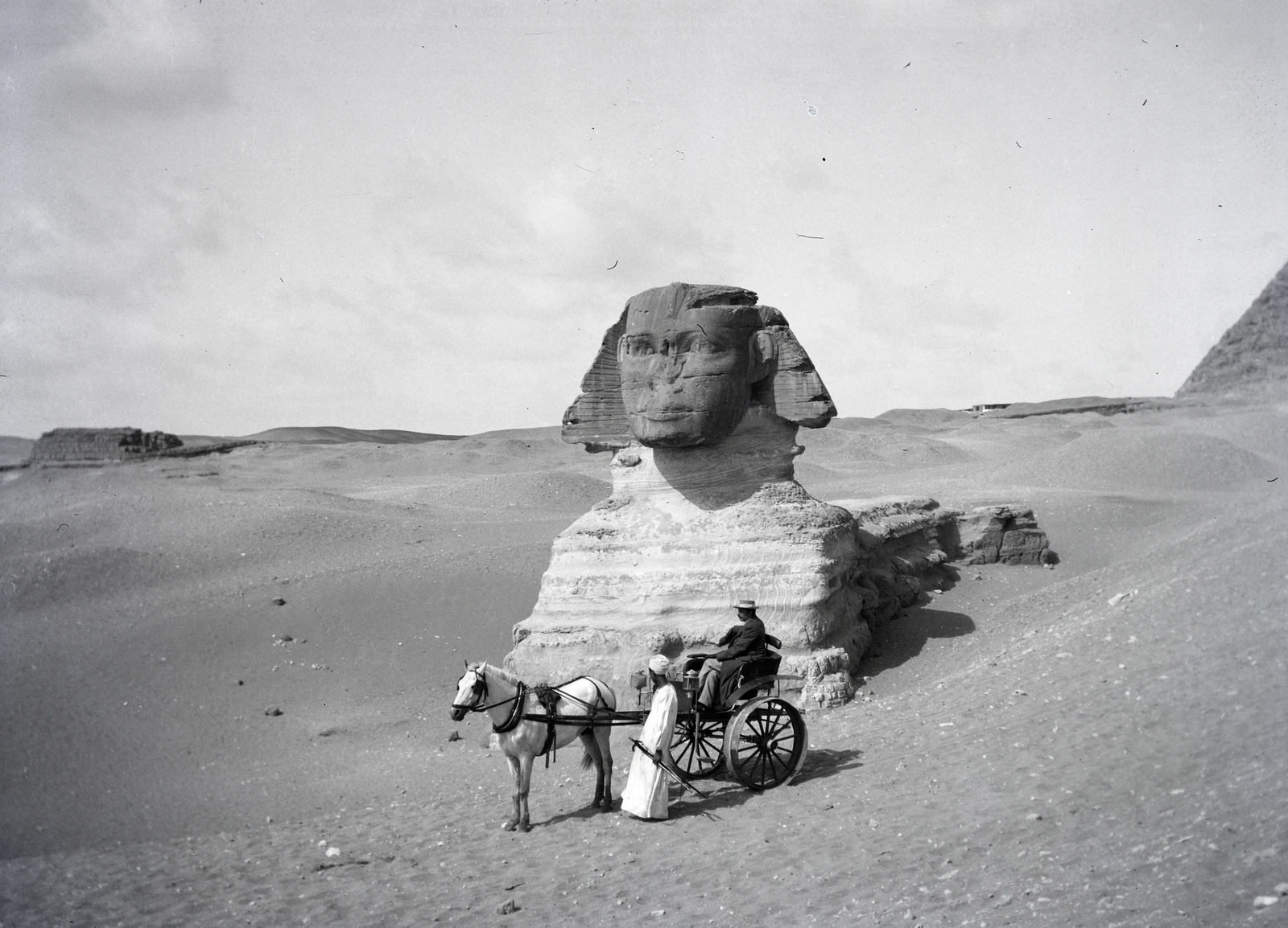 Egypt, Giza, a nagy szfinx és háttérben jobbra a Khephrén piramis kis részlete látszik., 1913, Kriszt Béla, Best of, horse, coach, desert, pyramid, sphinx, Fortepan #254074