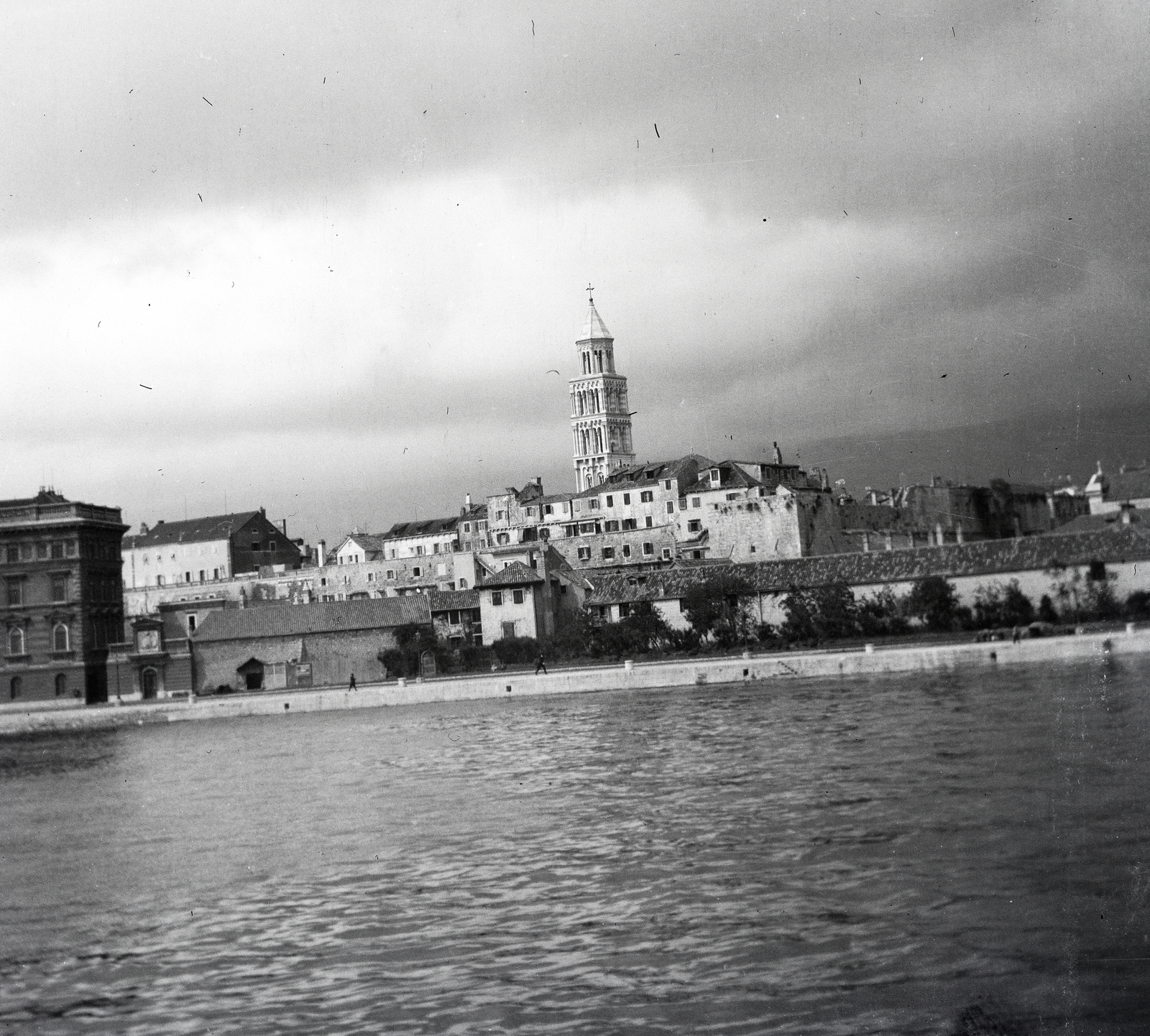 Croatia,Adriatic Sea, Split, kikötő, a parton a Riva, Split sétatere (Obala Hrvatskog narodnog preporoda). Középen a Szent Domnius-székesegyház tornya., 1918, Kriszt Béla, Fortepan #254087