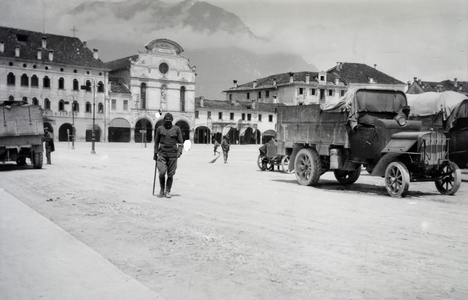 Italy, Belluno, Piazza dei Martiri, szemben a Chiesa di San Rocco., 1918, Kriszt Béla, commercial vehicle, Fortepan #254107