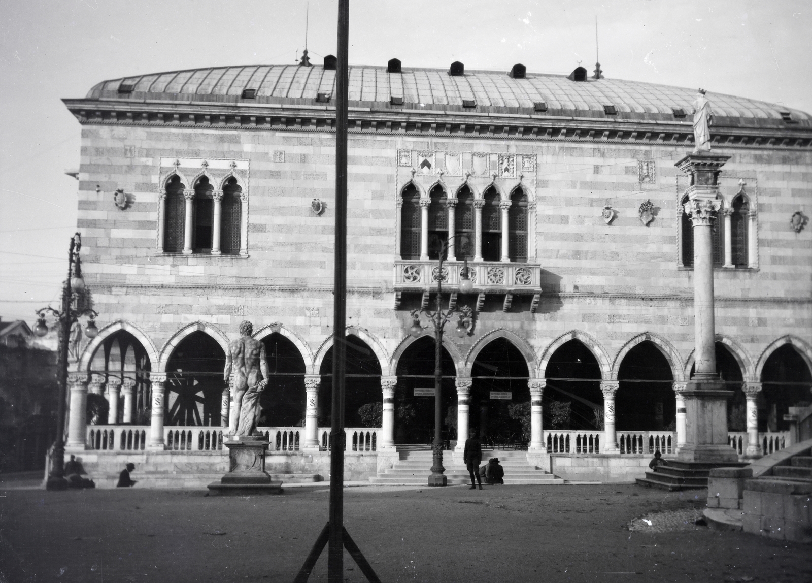 Italy, Udine, Piazza Libertà, a felvétel a Loggia del Lionello előtt készült. Balra a Herkules szobor, jobbra az oszlopon az igazságszolgáltatás szobra látható., 1918, Kriszt Béla, Fortepan #254112