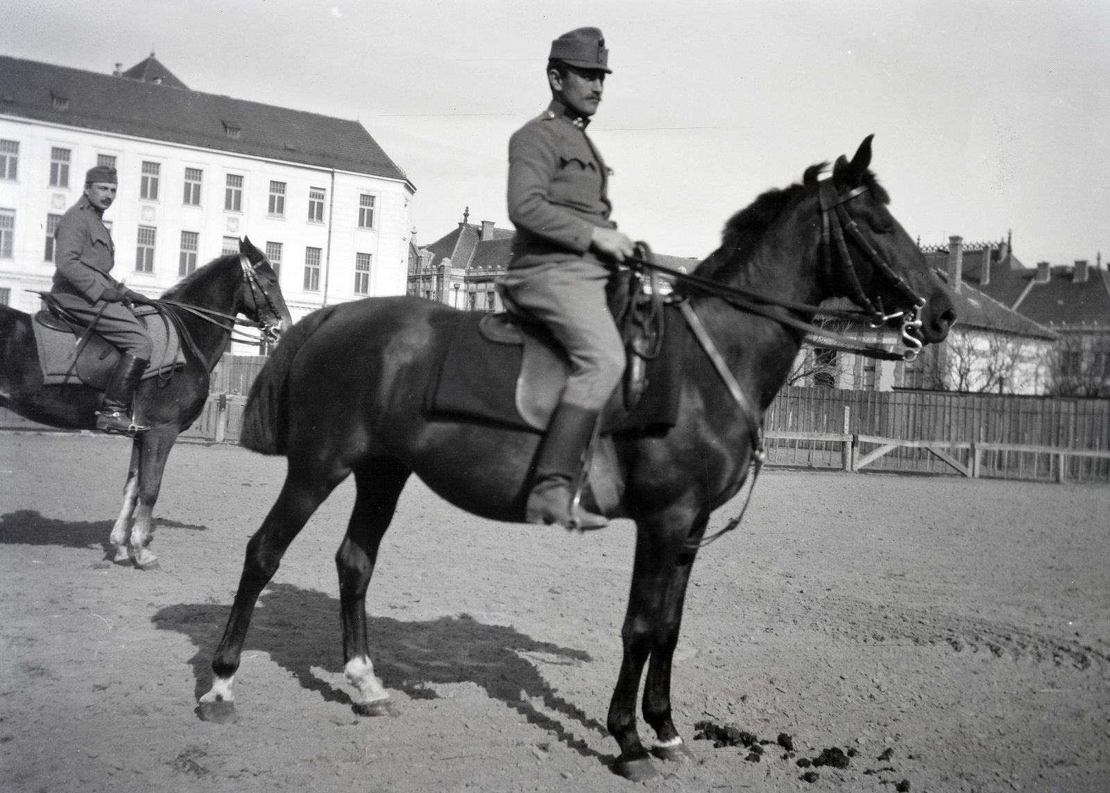 Romania,Transylvania, Timisoara, a lovasok a mai Polgári Park helyén gyakorlatoznak, az akkor itt működő Erdélyi laktanyában., 1917, Kriszt Béla, rider, Fortepan #254135