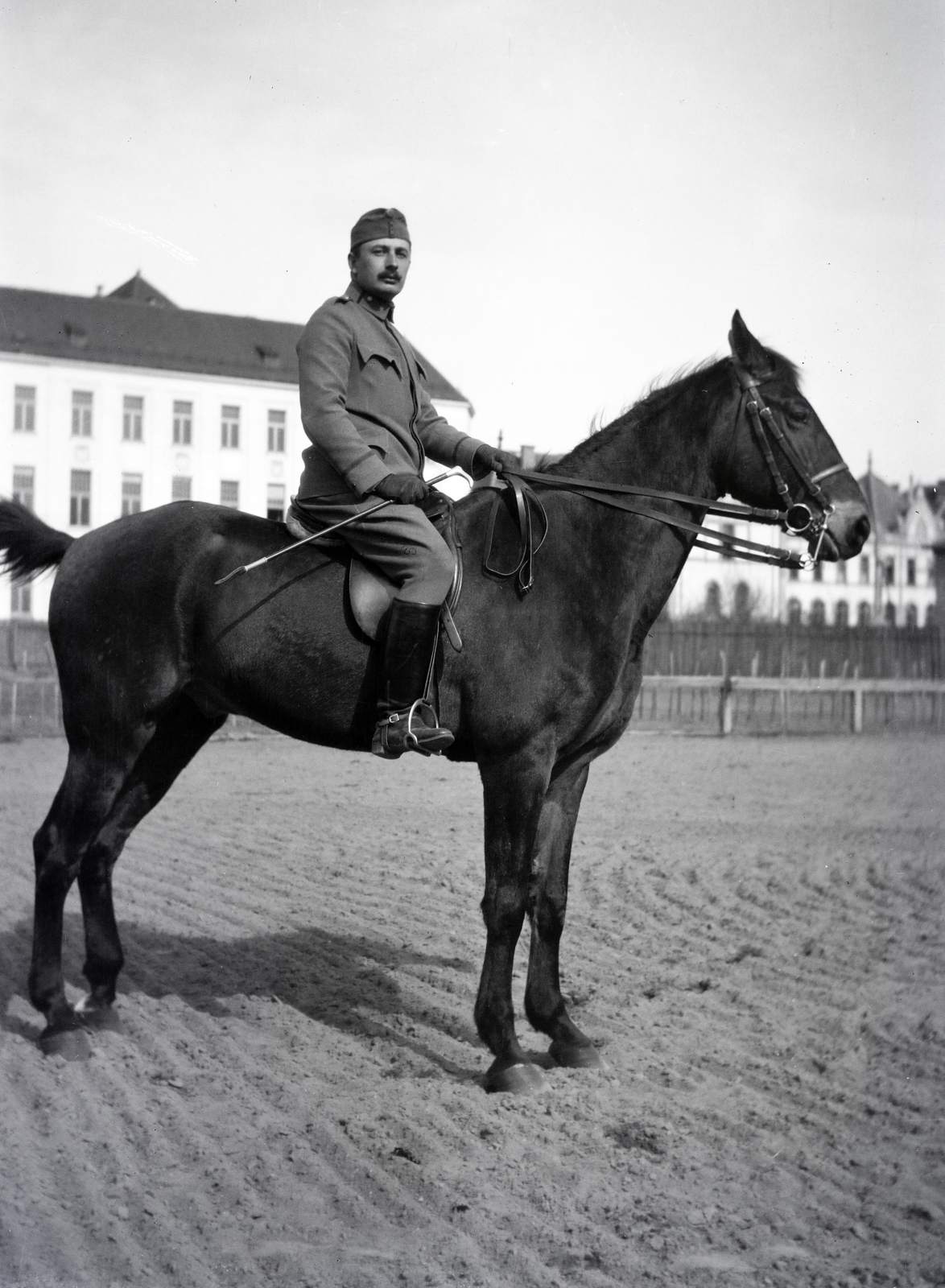 Románia,Erdély, Temesvár, a lovasok a mai Polgári Park helyén gyakorlatoznak, az ekkor itt működő Erdélyi laktanyában., 1917, Kriszt Béla, lovaglás, lovas, Fortepan #254139