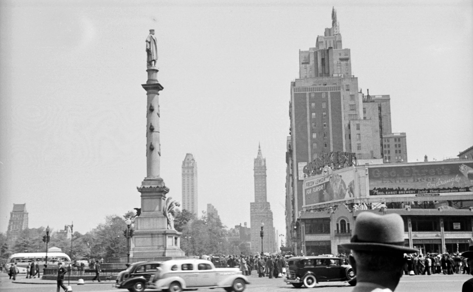 USA, New York, Columbus körforgalom, háttérben a Central Park street, a kép a Broadway felől nézve készült., 1939, Fortepan, street view, high-rise building, roundabout, Christopher Columbus-portrayal, Frank Grad & Sons-design, Fortepan #25417