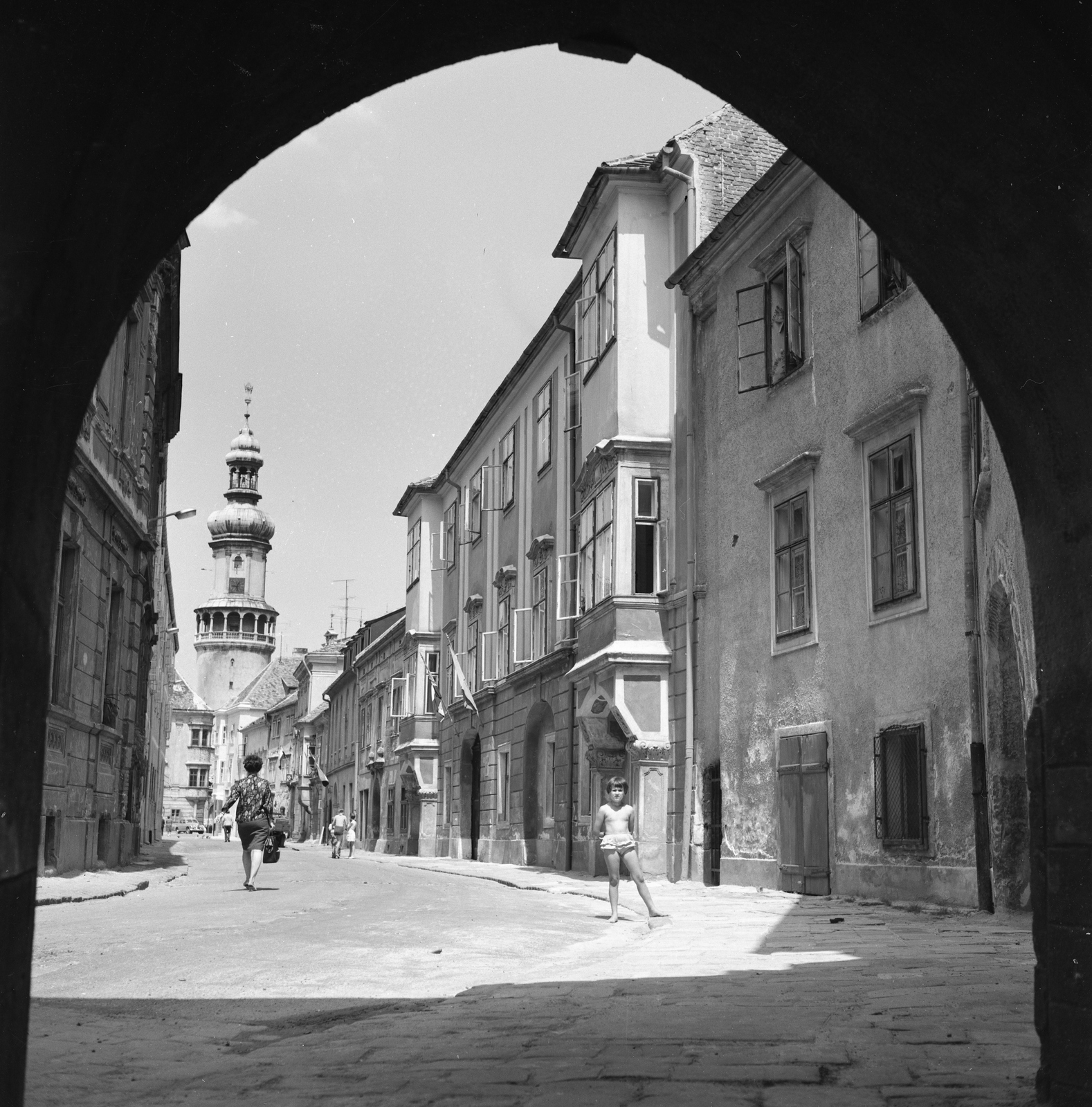 Hungary, Sopron, a Tűztorony a Kolostor utcából nézve., 1967, UVATERV, street view, genre painting, Fortepan #2542