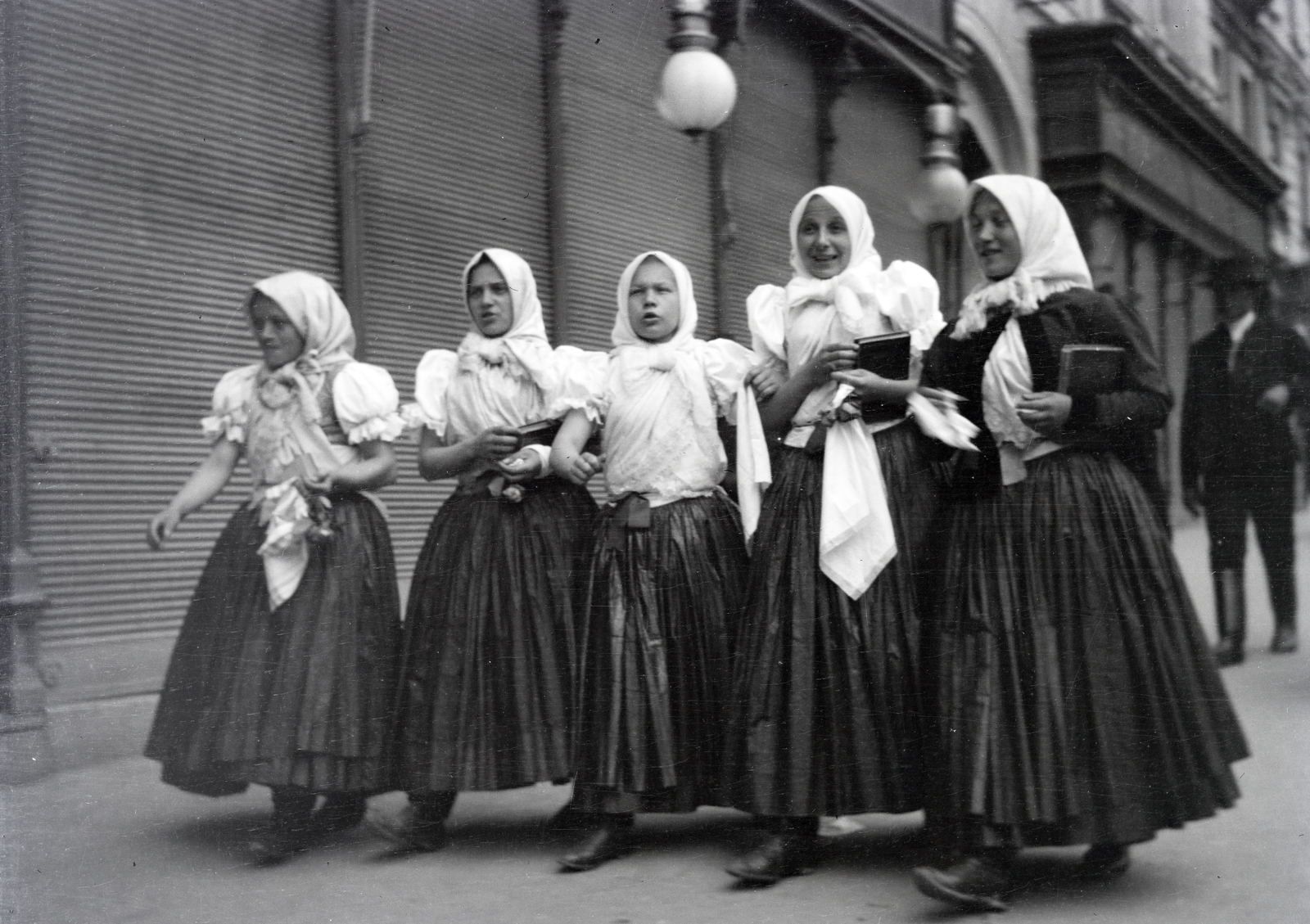 1916, Kriszt Béla, népviselet, nagyság szerint, viselet, fejkendő, séta, cseléd, lányok, szoknya, Fortepan #254218