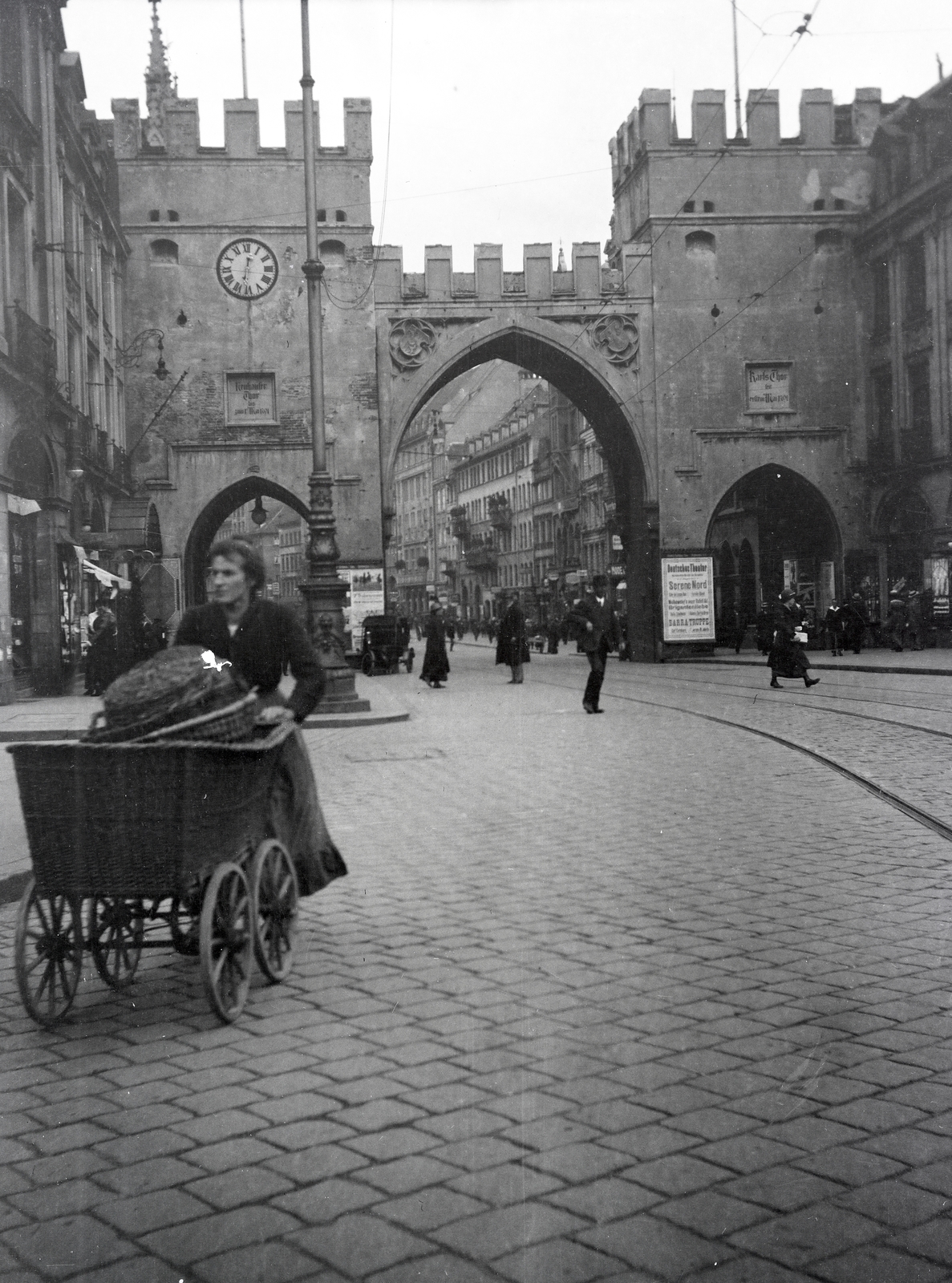 Germany, Munich, Karlsplatz, szemben a Karlstor., 1914, Kriszt Béla, public clock, handbarrow, Fortepan #254244