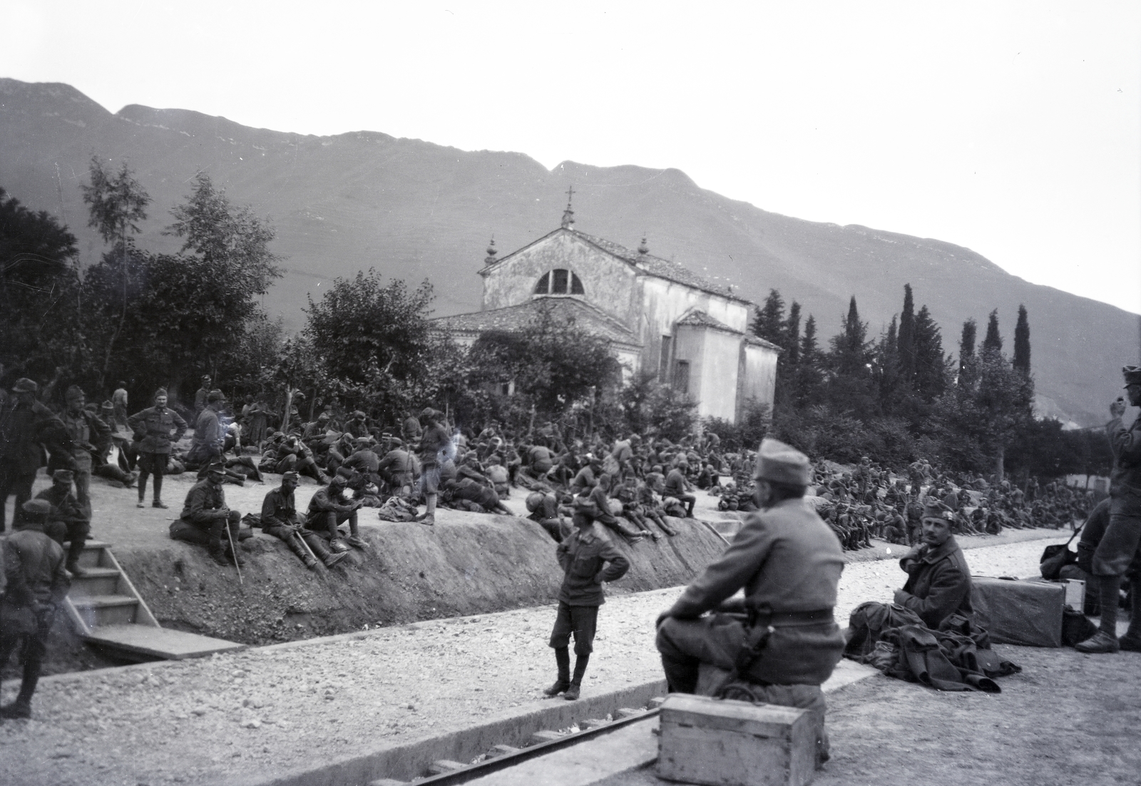 Italy, Vittorio Veneto, Via Carso, templom a temető (Cimitero di Sant'Andrea) bejáratánál., 1918, Kriszt Béla, Fortepan #254270