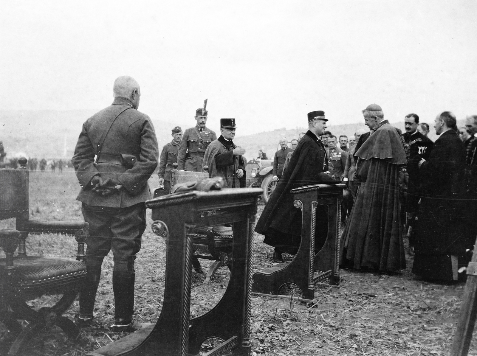 Hungary, Pécs, katonai gyakorlótér a vasútvonal és a Szigeti út között. A hálaadó tábori mise résztvevői Zichy Gyula pécsi püspökkel. A felvétel a baranyai terület szerb uralom alóli felszabadulása után tartott mise alkalmával készült., 1921, Kriszt Béla, field mass, Fortepan #254274