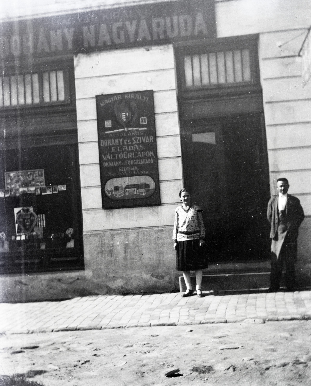 Hungary, Marcali, Rákóczi (Kéthelyi) utca, a felvétel a Széchenyi (Kanizsai) utca sarkán álló Korona szálló épülete előtt készült., 1917, Kriszt Béla, tobacco shop, tobacco, store display, standing in door, slanted, Fortepan #254339