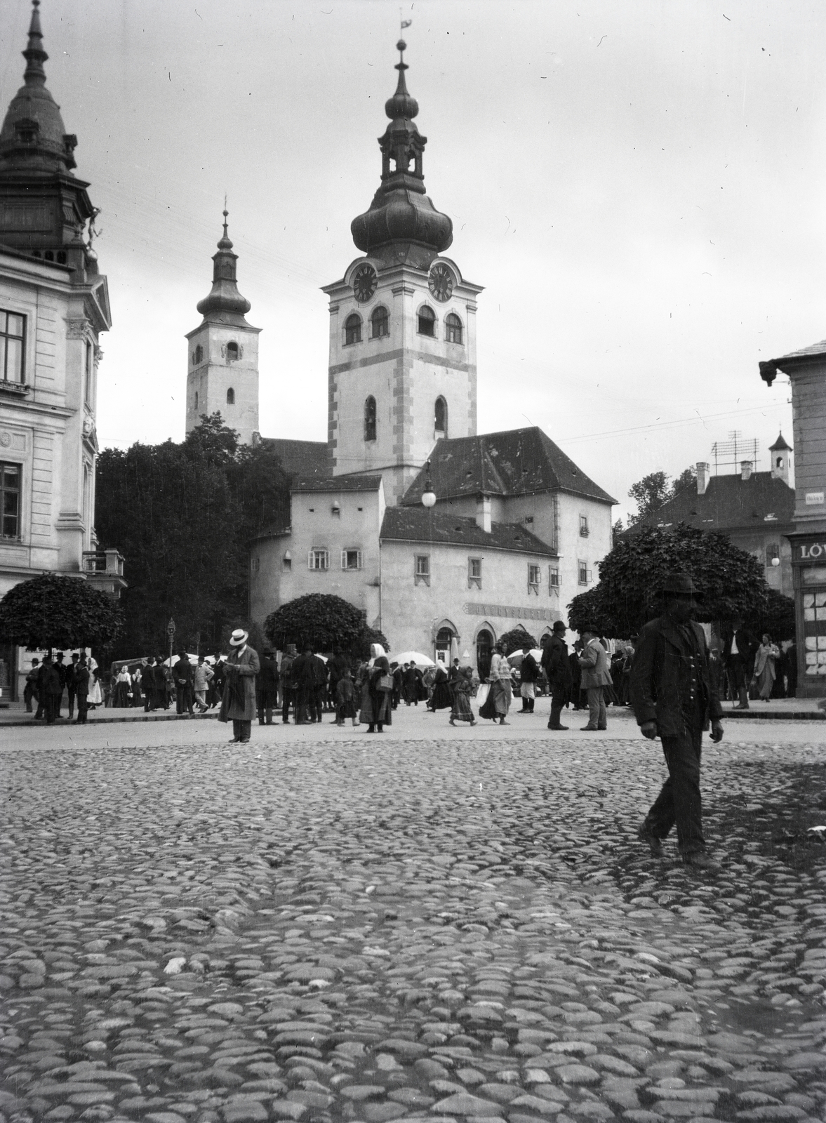 Slovakia, Banská Bystrica, Szlovák Nemzeti Felkelés (Slovenského národného povstania) tér (IV. Béla király tér), középen szemben a Námestie Štefana Moyzesa (Mátyás tér)-en a Barbakán., 1917, Kriszt Béla, Fortepan #254351