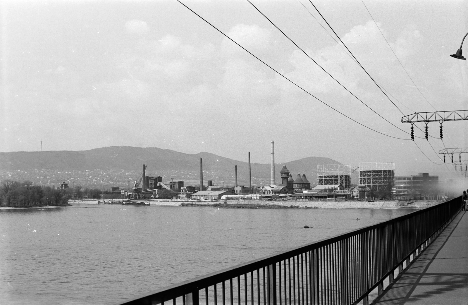 Hungary, Budapest III.,Budapest IV., Újpesti vasúti híd, szemben a Duna-partjánál az Óbudai Gázgyár., 1981, Otruba Ferenc és Zoltán, Budapest, Fortepan #254360