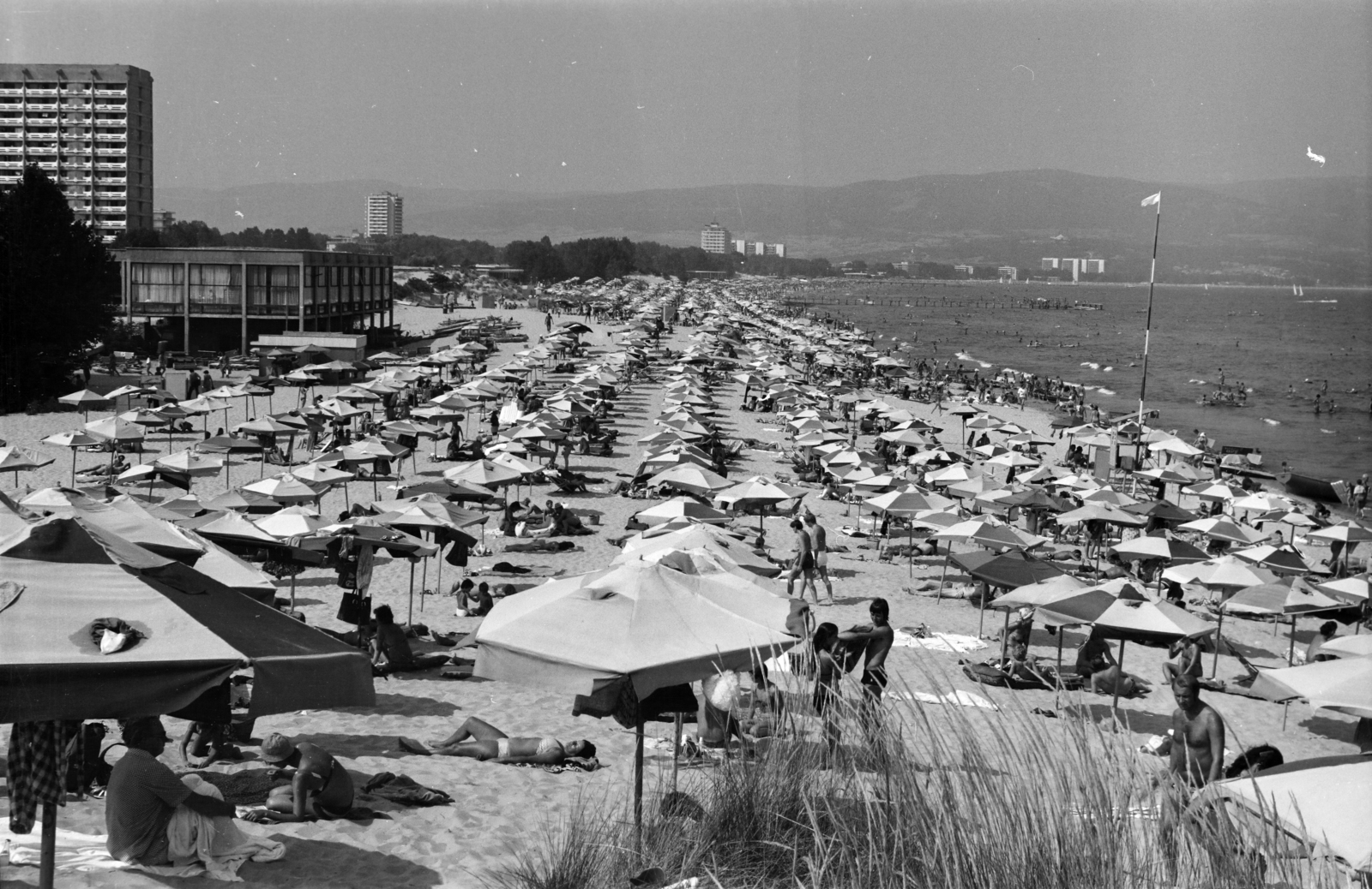 Bulgaria, 1973, Otruba Ferenc és Zoltán, sunshades, mass, sea shore, Fortepan #254371